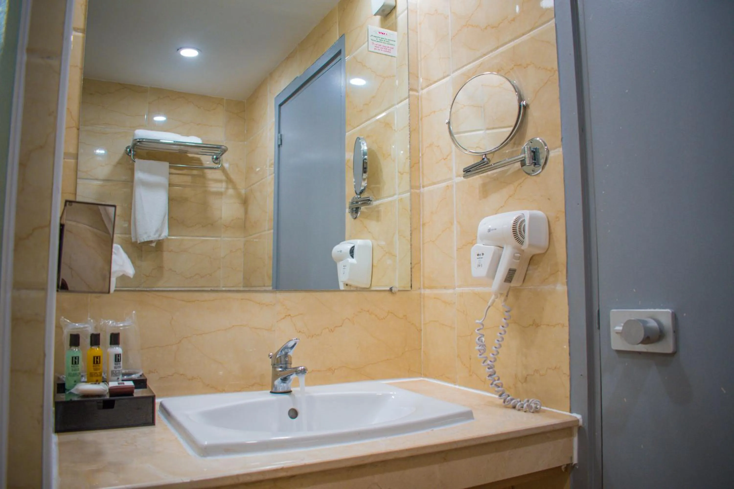 Shower in Hôtel Sarakawa