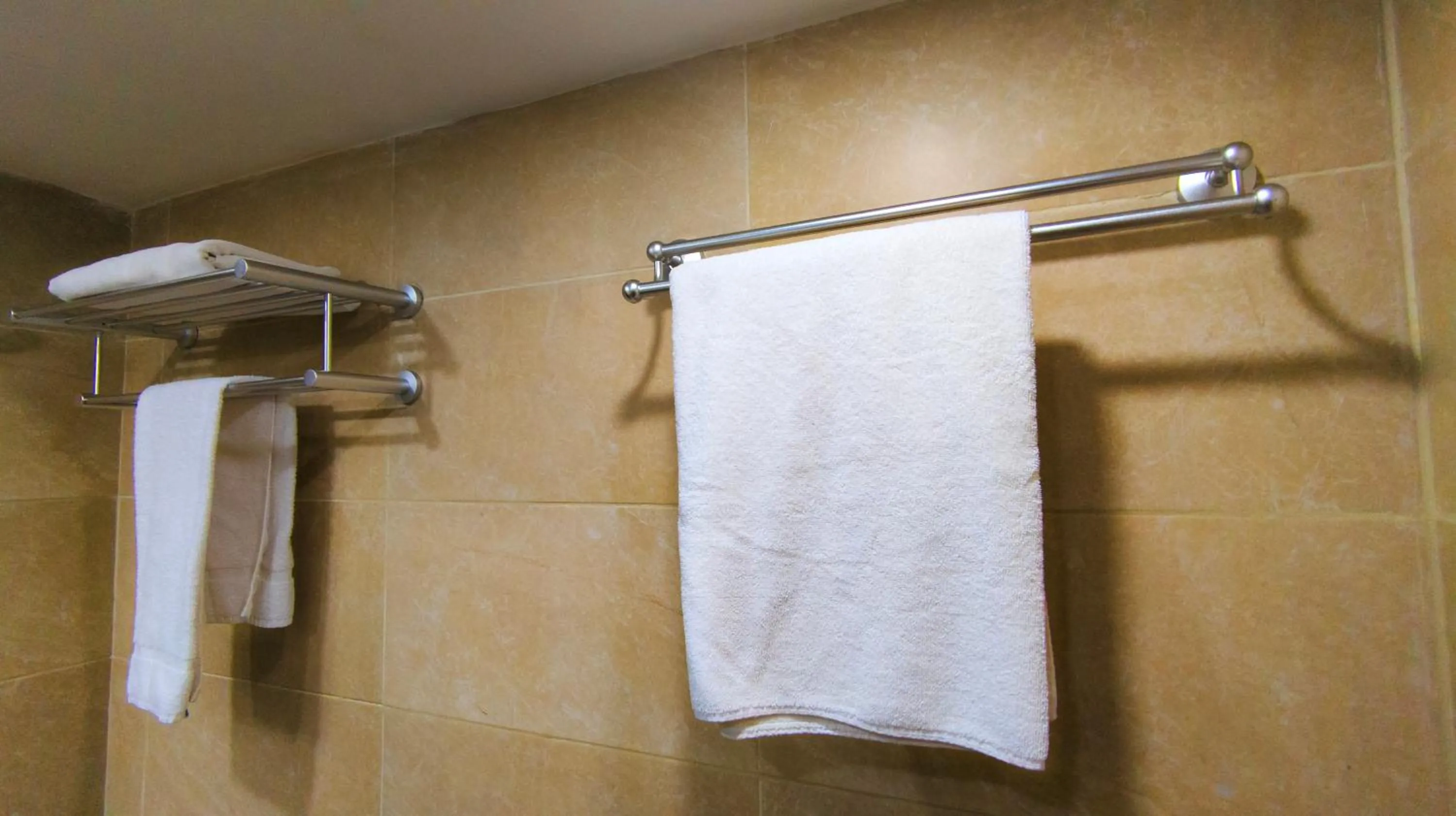 Shower in Hôtel Sarakawa