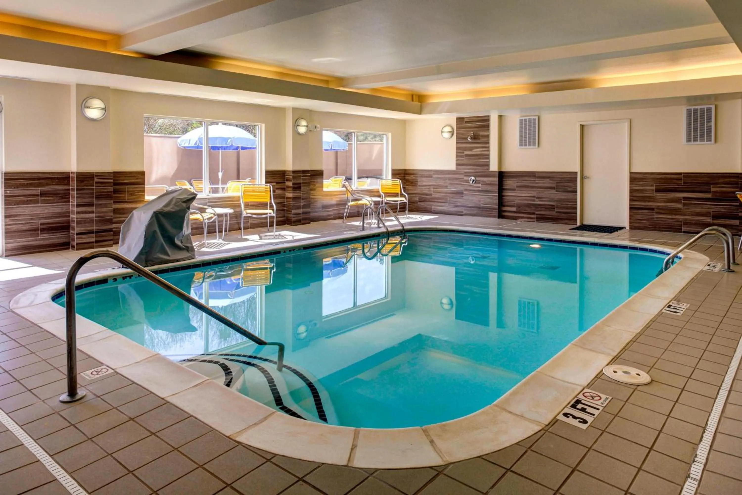 Swimming pool in Fairfield Inn and Suites by Marriott Atlanta Suwanee