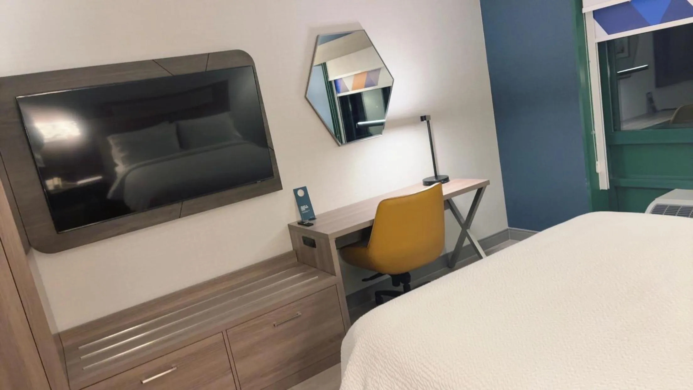 Bed in Holiday Inn Express Hotel & Suites Drums-Hazelton by IHG