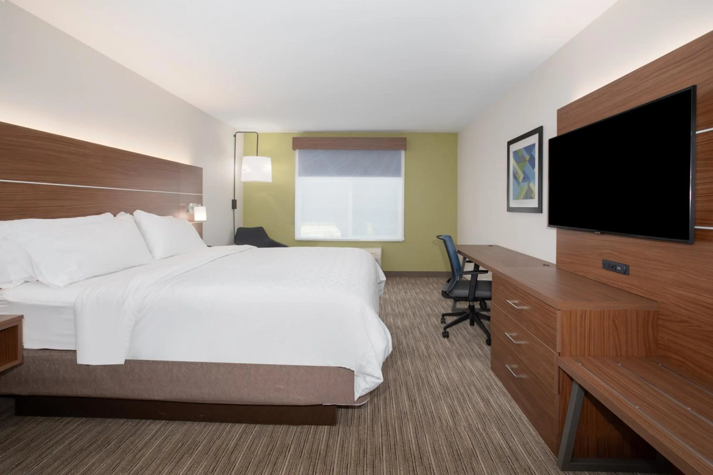 Photo of the whole room, Bed in Holiday Inn Express Yreka-Shasta Area by IHG
