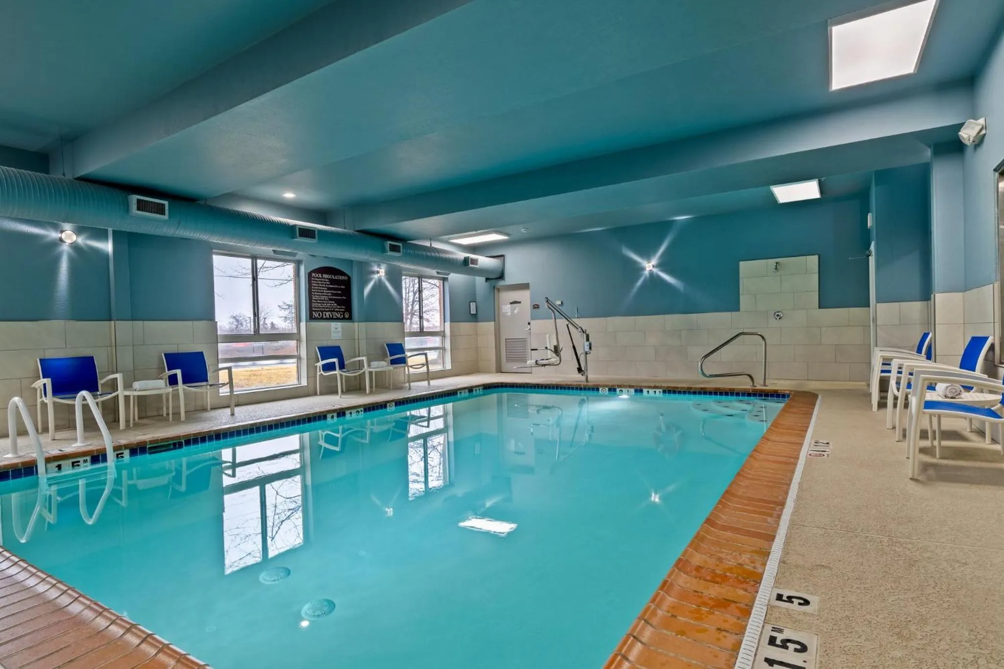Swimming pool in Holiday Inn Express Hotel & Suites Woodbridge by IHG