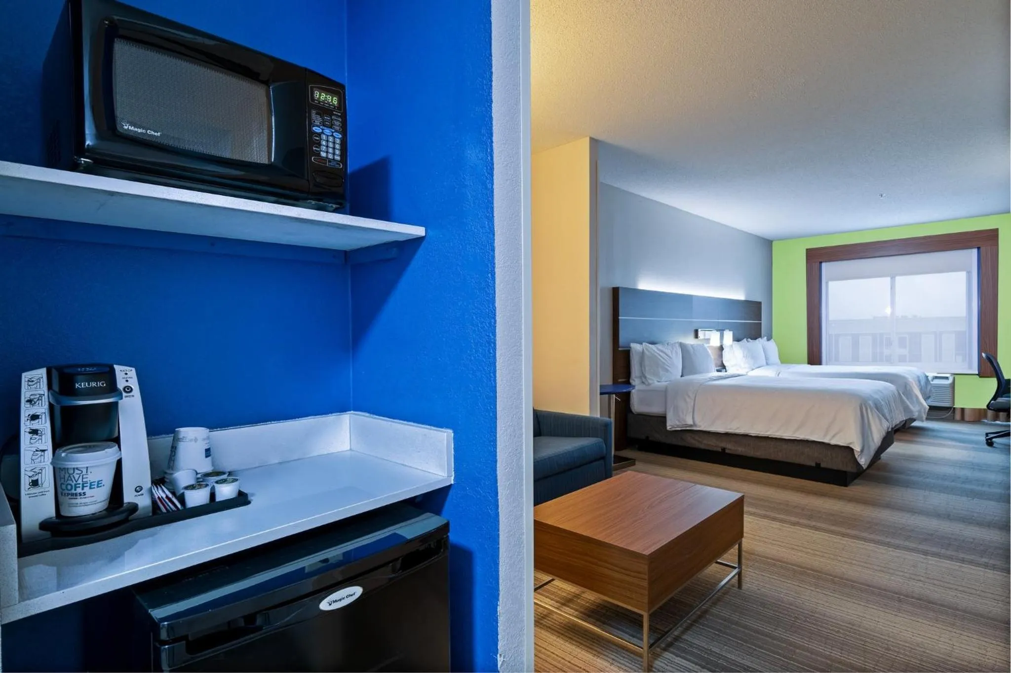 Photo of the whole room, Bed in Holiday Inn Express Hotel & Suites Woodbridge by IHG