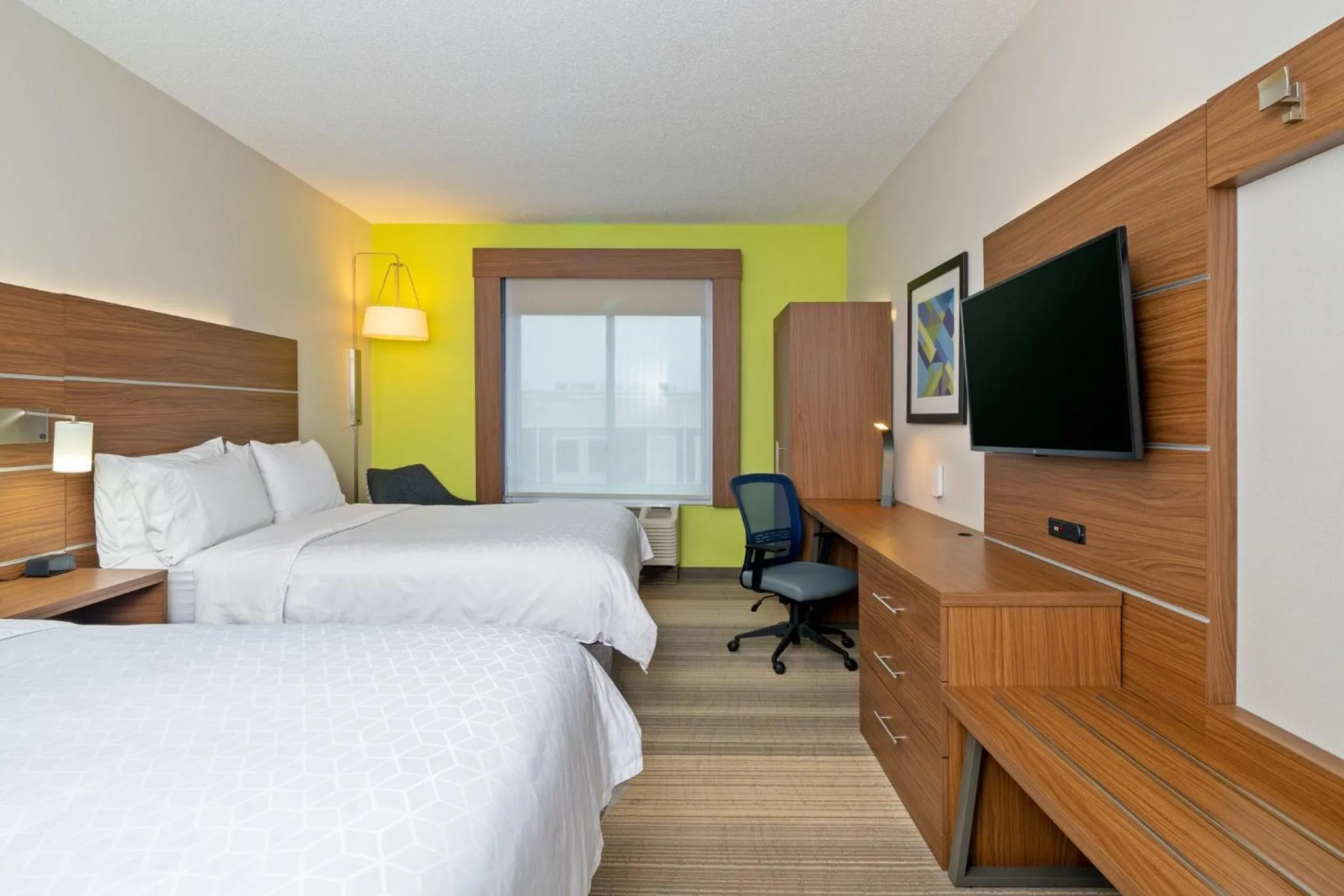Photo of the whole room, Bed in Holiday Inn Express Hotel & Suites Woodbridge by IHG