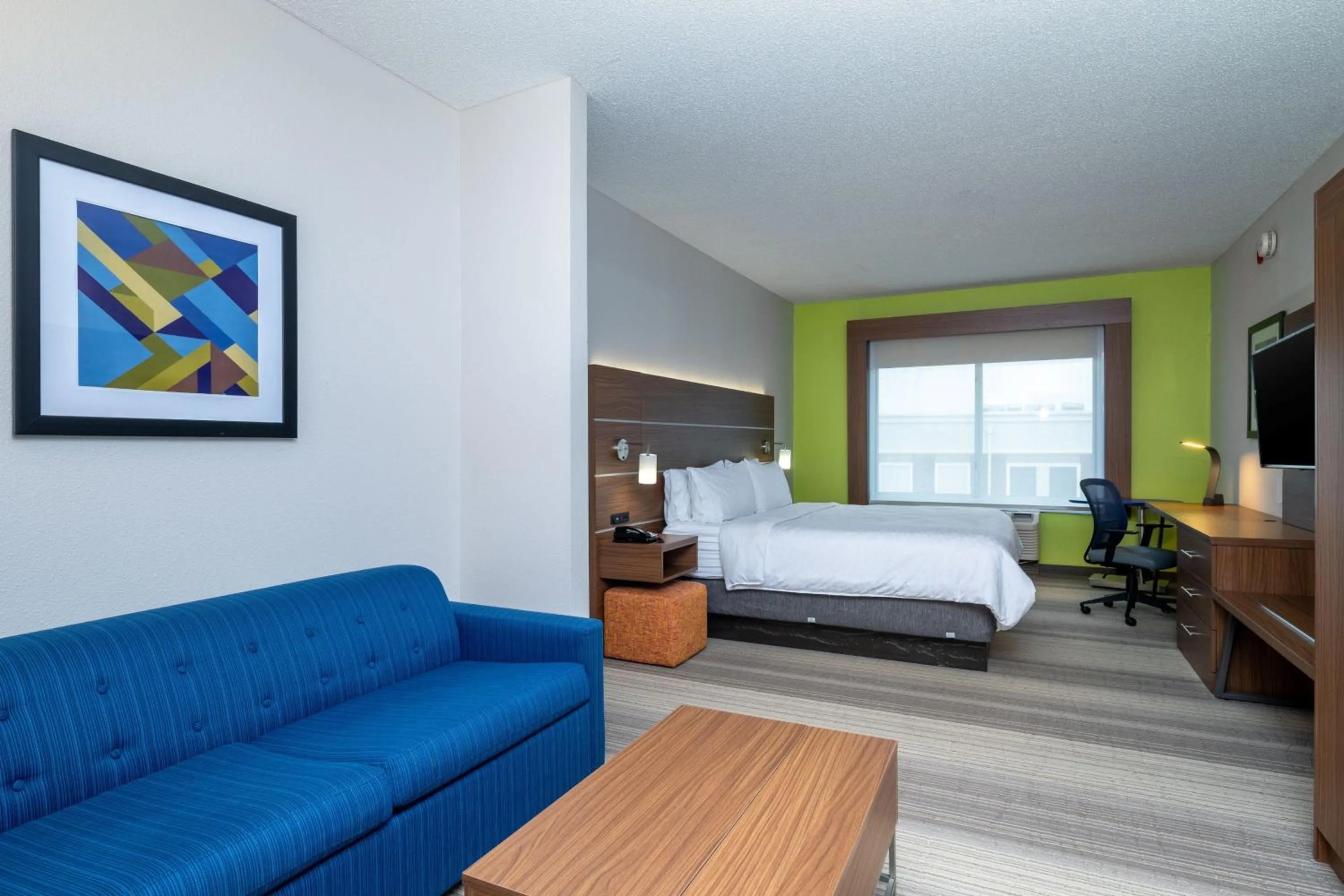 Photo of the whole room, Bed in Holiday Inn Express Hotel & Suites Woodbridge by IHG