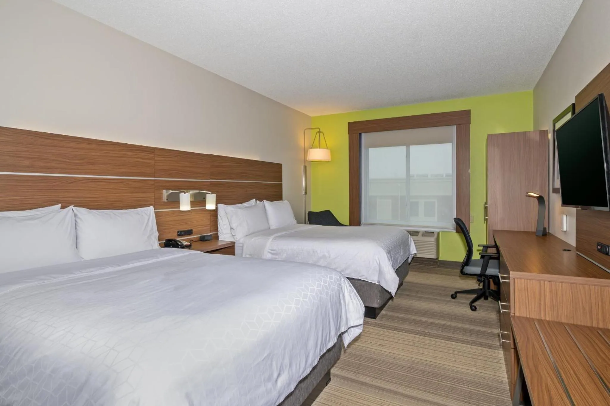 Photo of the whole room, Bed in Holiday Inn Express Hotel & Suites Woodbridge by IHG