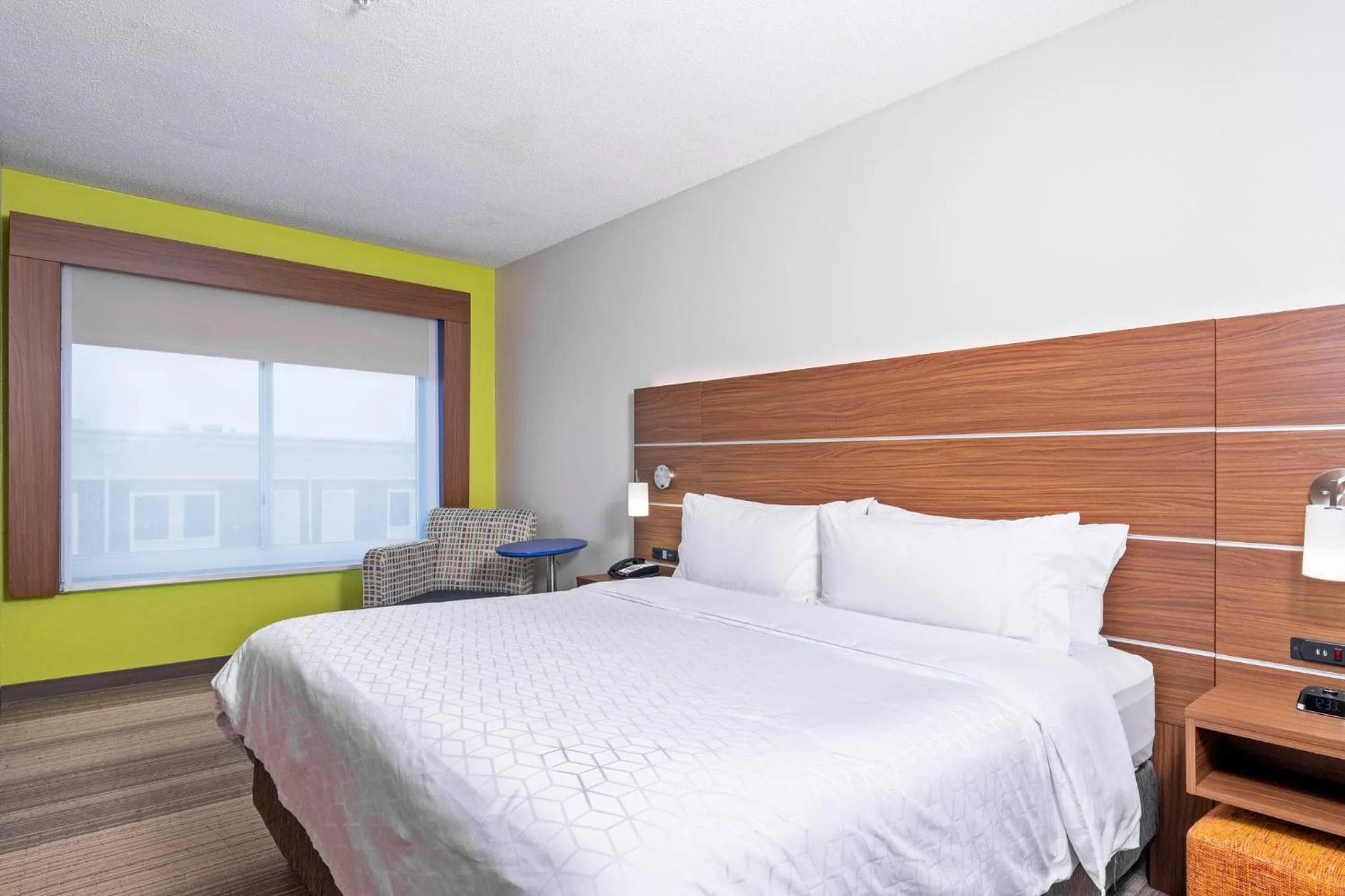 Photo of the whole room, Bed in Holiday Inn Express Hotel & Suites Woodbridge by IHG
