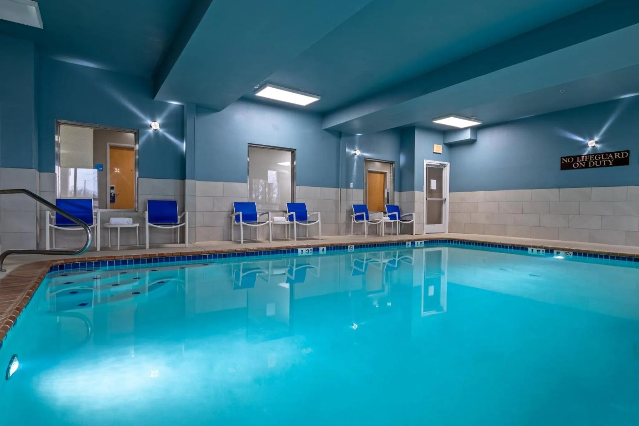 Swimming pool in Holiday Inn Express Hotel & Suites Woodbridge by IHG