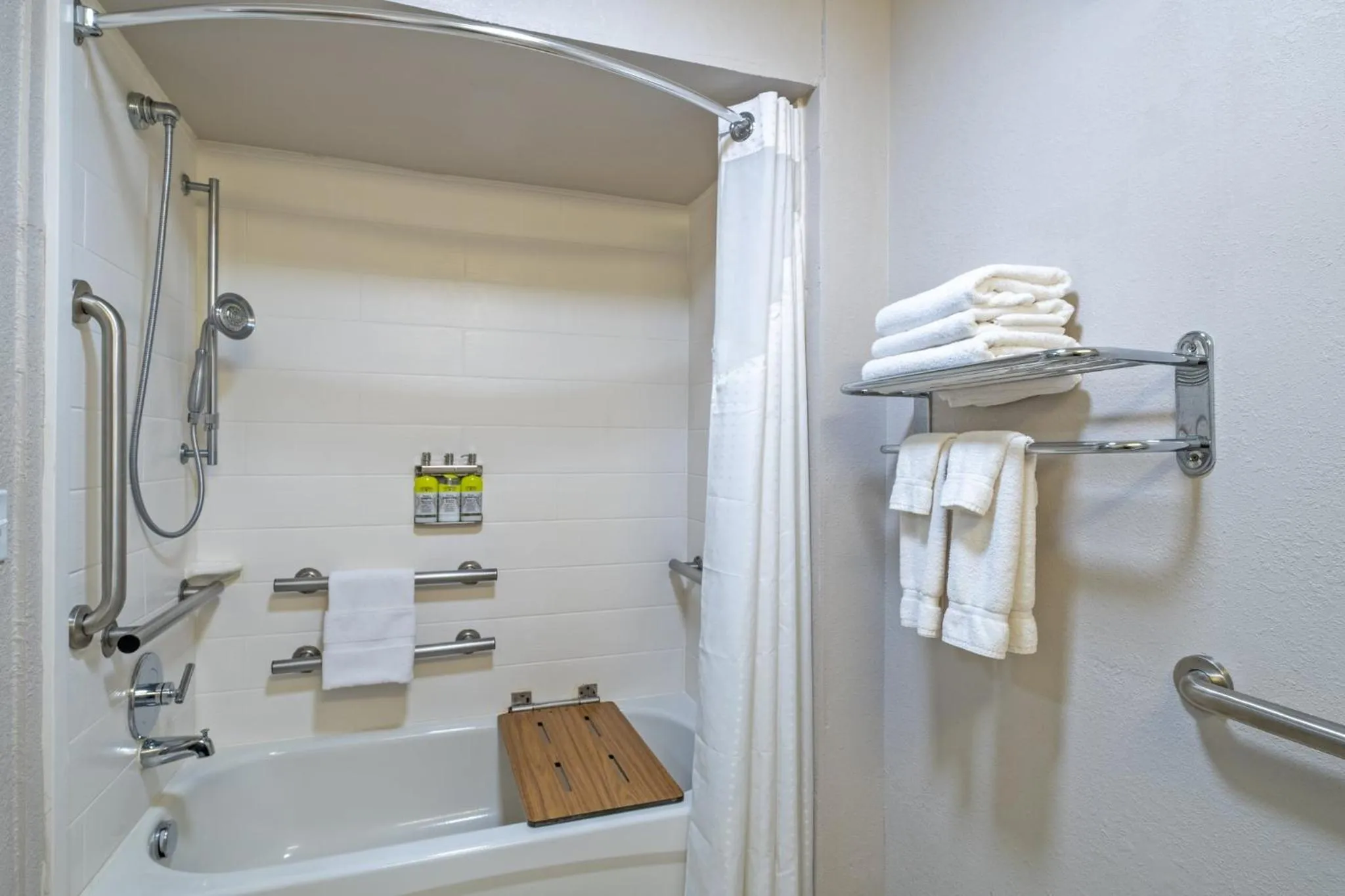 Photo of the whole room in Holiday Inn Express Hotel & Suites Woodbridge by IHG