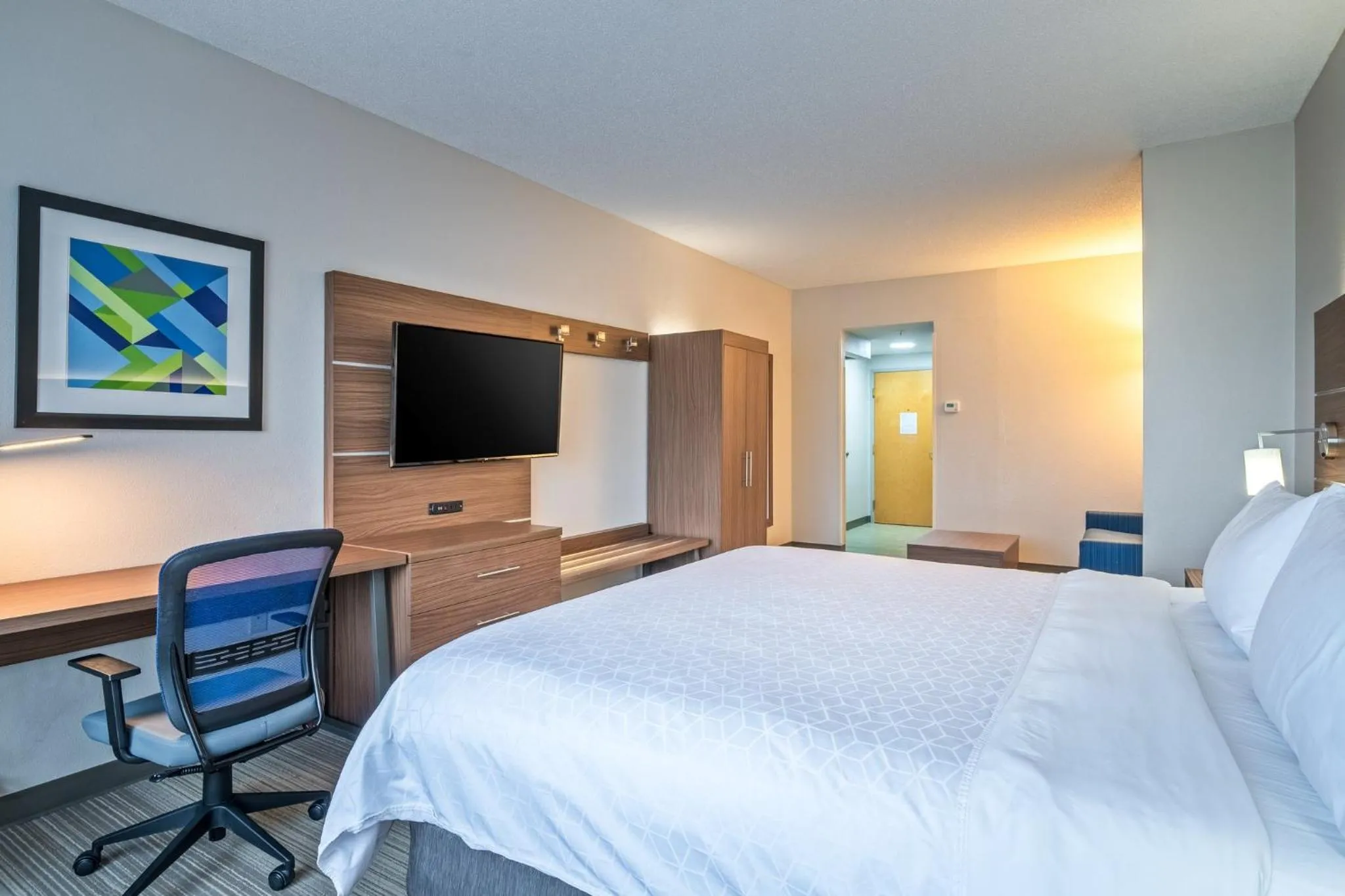 Photo of the whole room, Bed in Holiday Inn Express Hotel & Suites Woodbridge by IHG