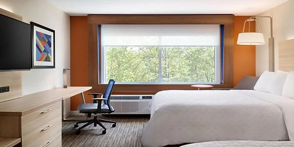 Bed in Holiday Inn Express Hotel & Suites Woodbridge by IHG