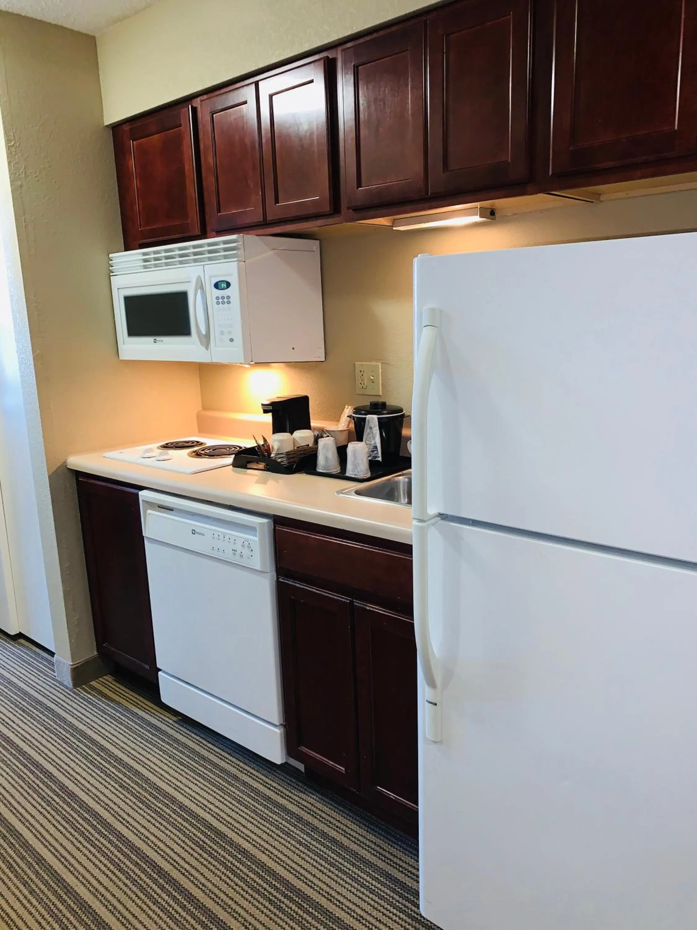 Communal kitchen in Country Inn & Suites by Radisson, Ithaca, NY
