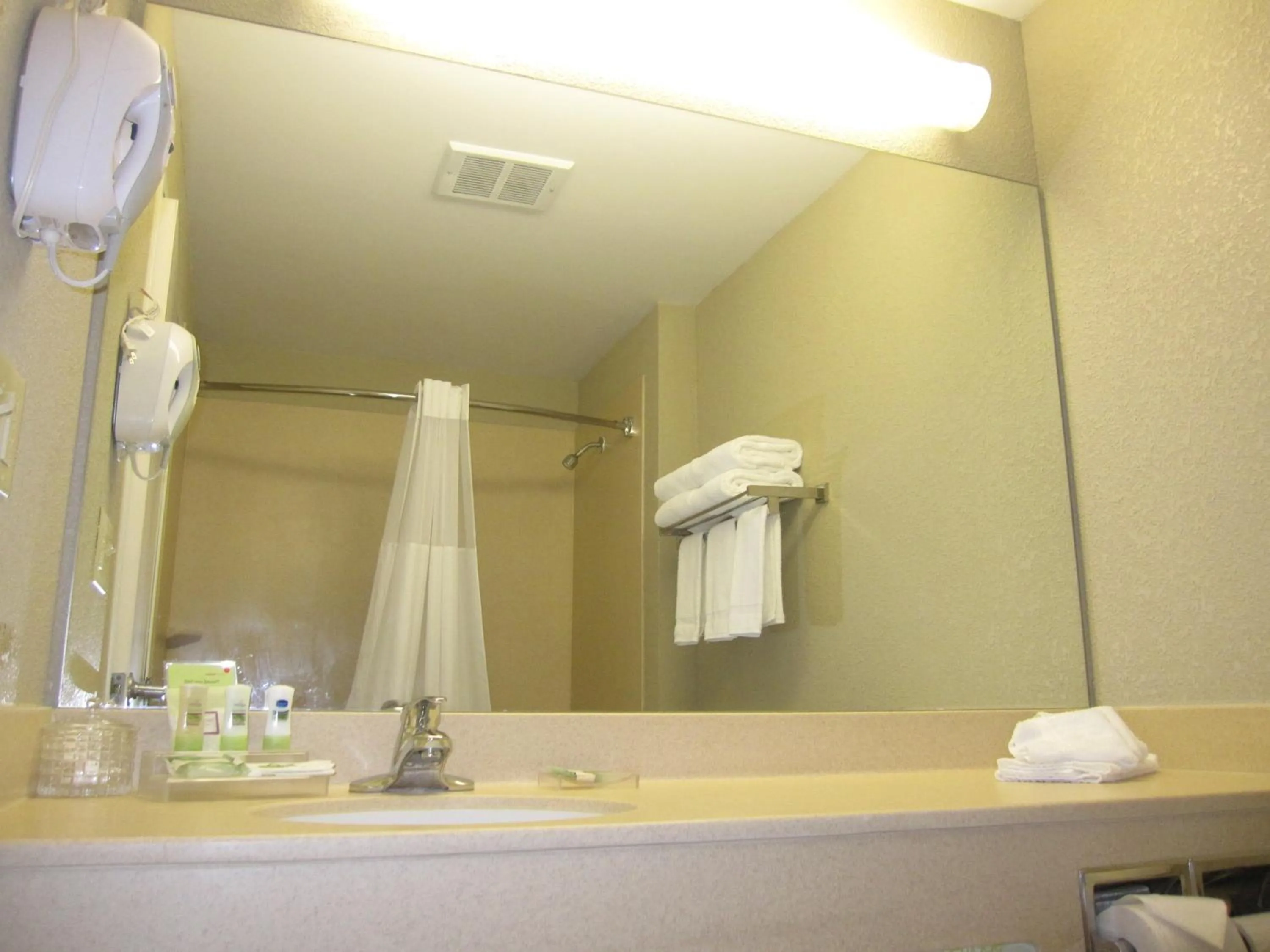 Bathroom in Country Inn & Suites by Radisson, Ithaca, NY