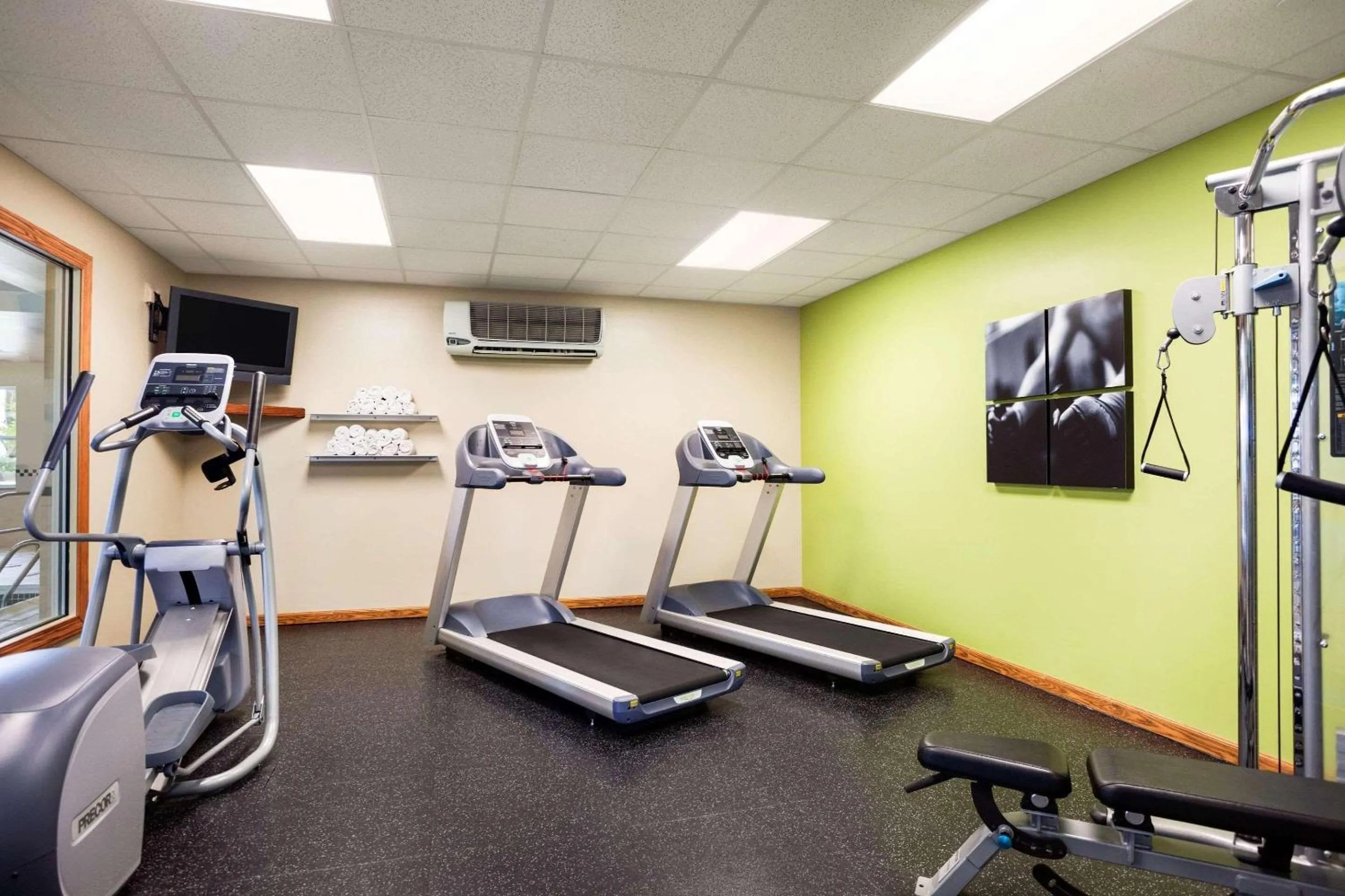 Fitness centre/facilities in Country Inn & Suites by Radisson, Ithaca, NY