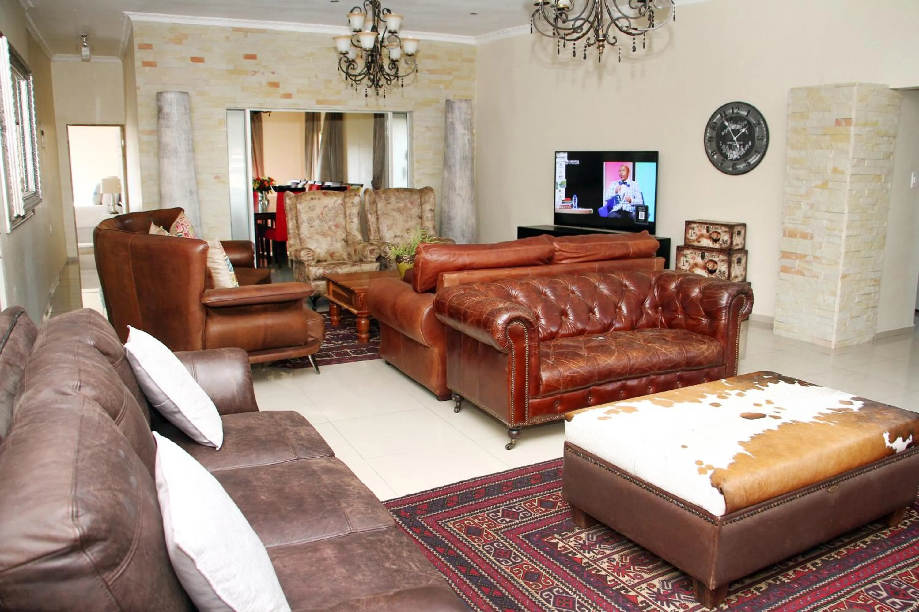 Communal lounge/ TV room in Black Horses Lodge & Conferencing