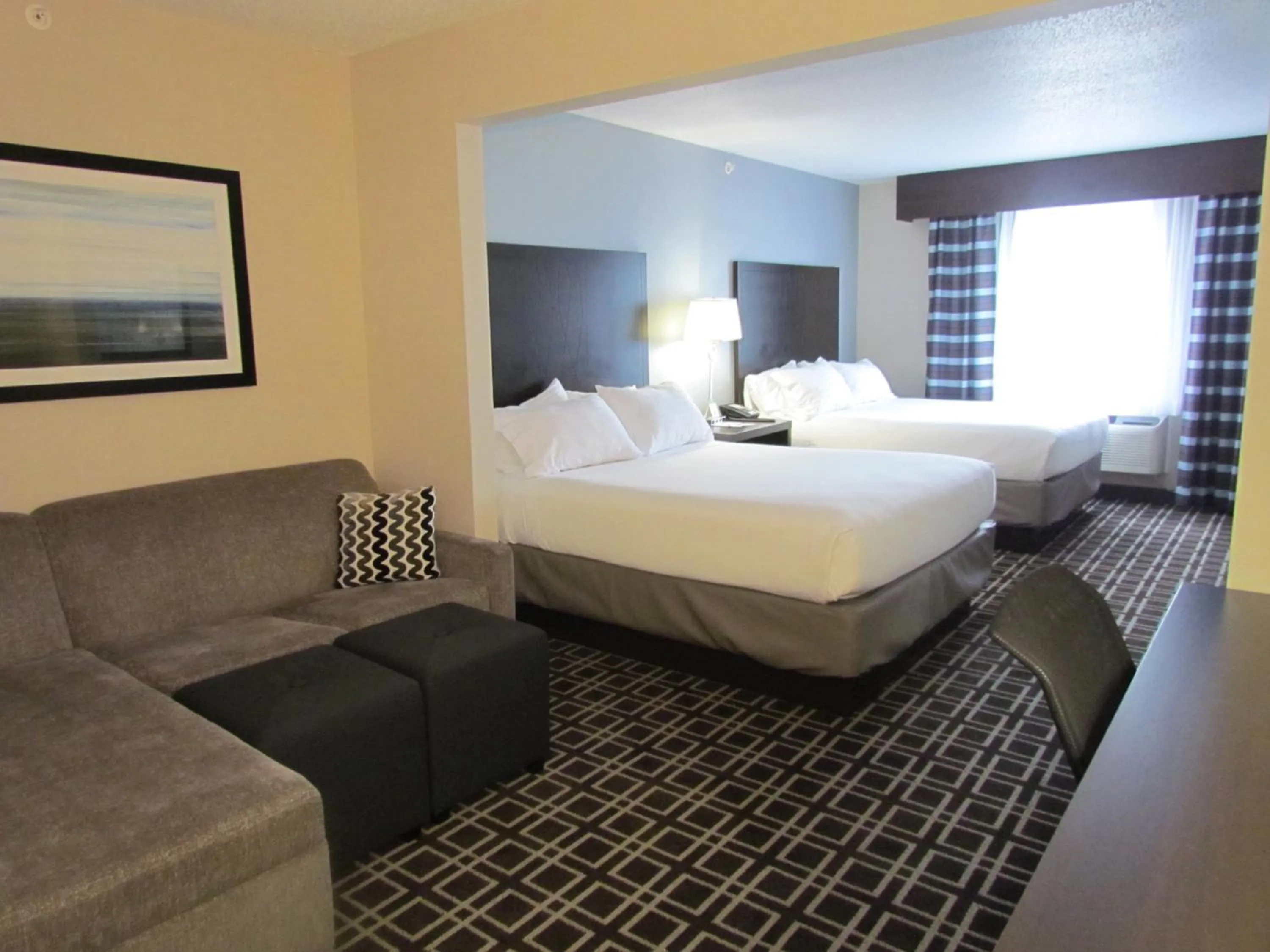 Photo of the whole room, Bed in Holiday Inn Express Le Claire Riverfront-Davenport by IHG