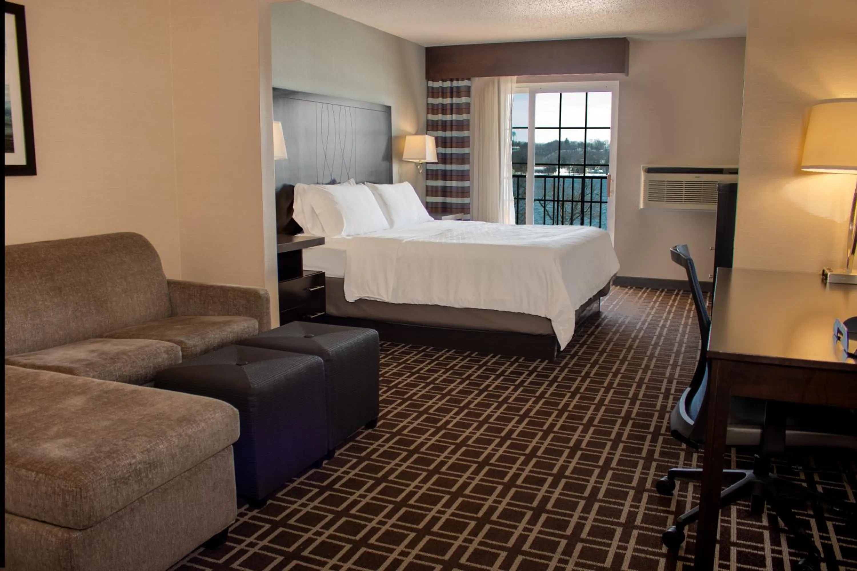 Photo of the whole room, Bed in Holiday Inn Express Le Claire Riverfront-Davenport by IHG