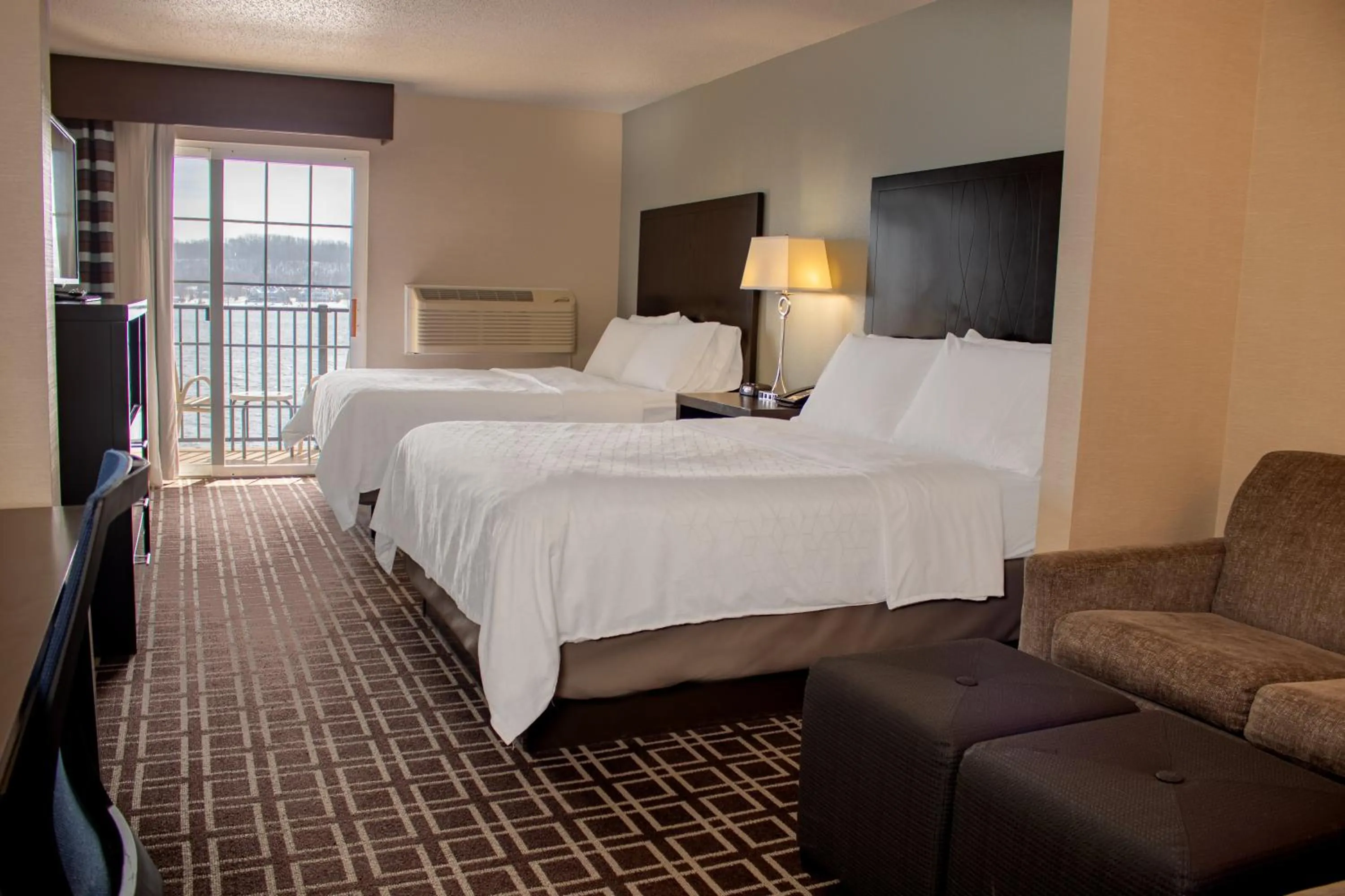 Photo of the whole room, Bed in Holiday Inn Express Le Claire Riverfront-Davenport by IHG