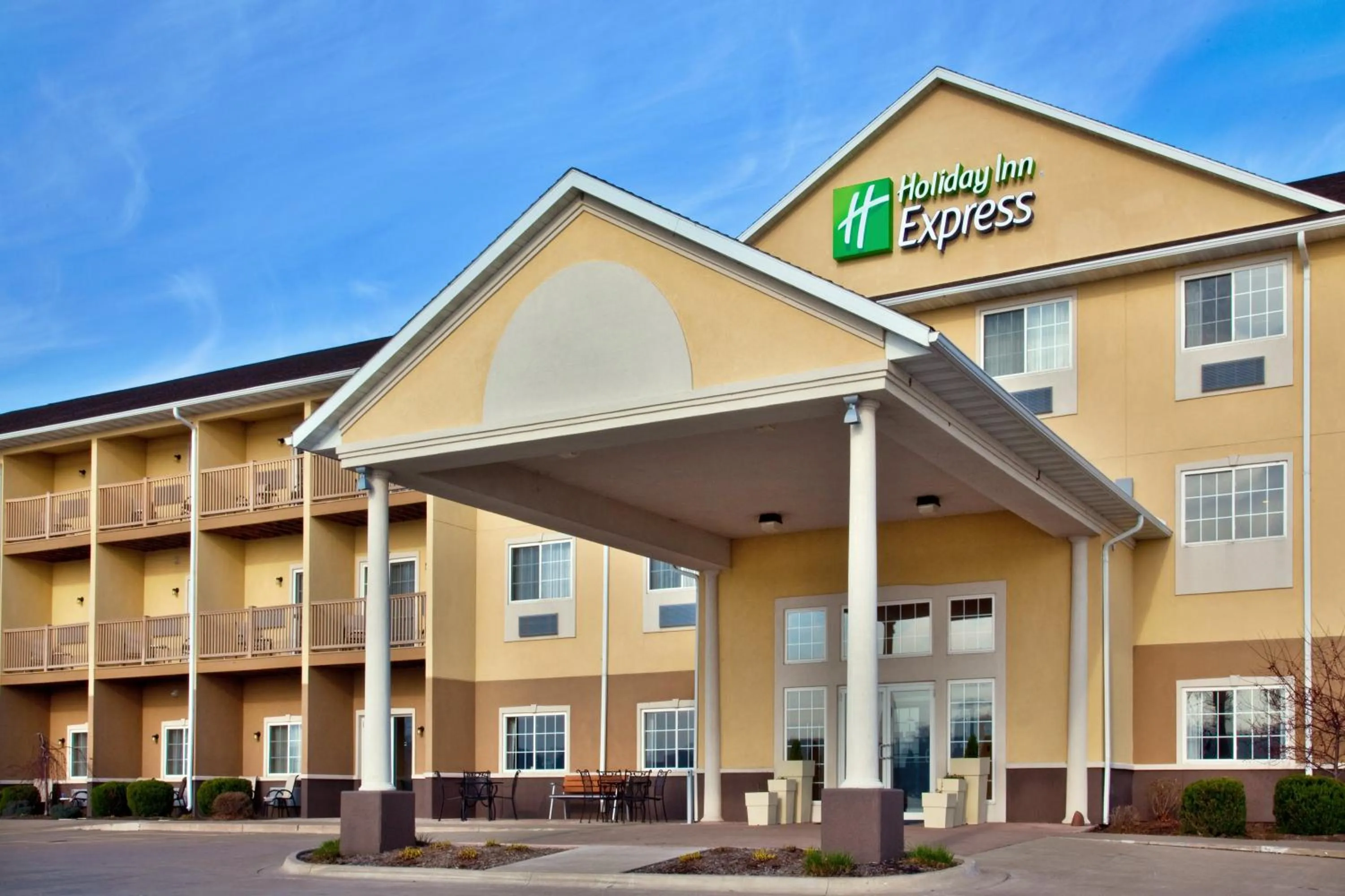 Property building in Holiday Inn Express Le Claire Riverfront-Davenport by IHG