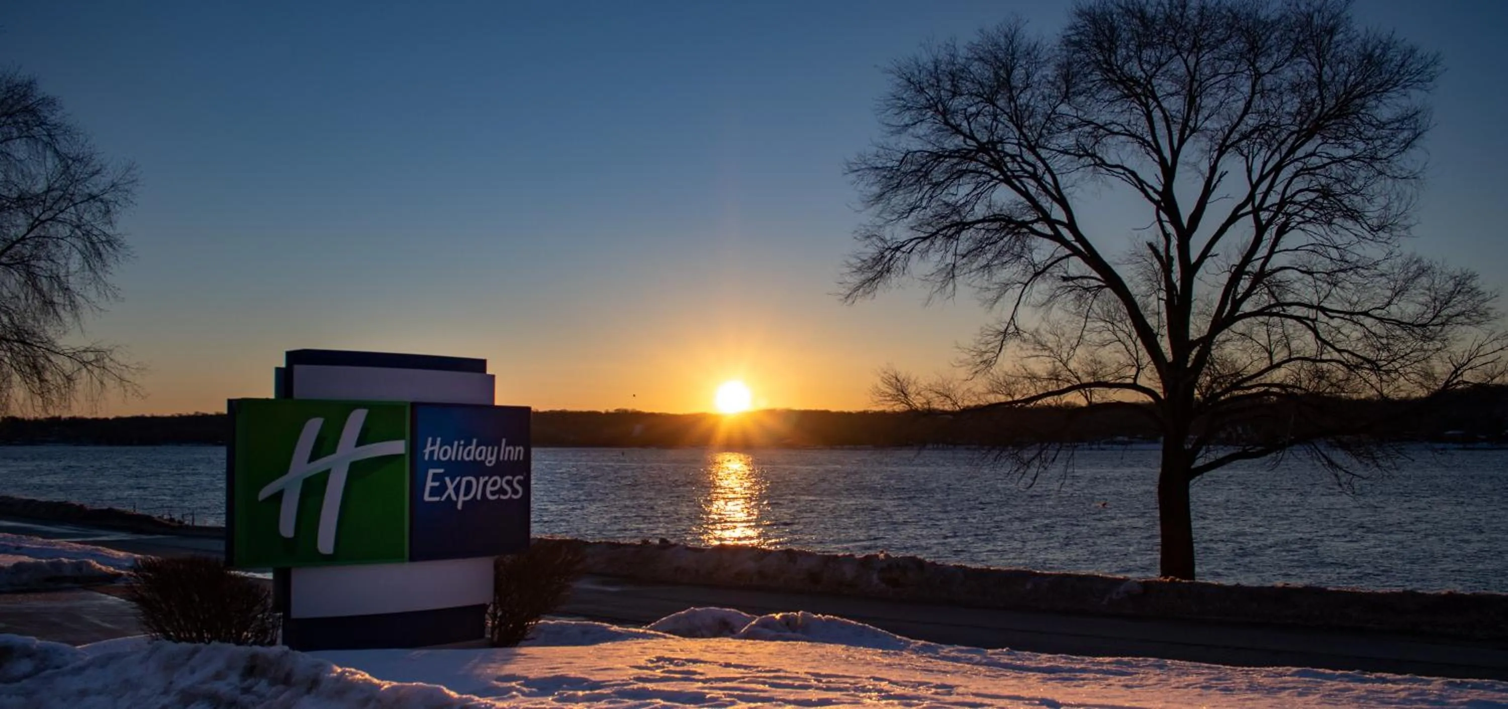 Sunrise in Holiday Inn Express Le Claire Riverfront-Davenport by IHG