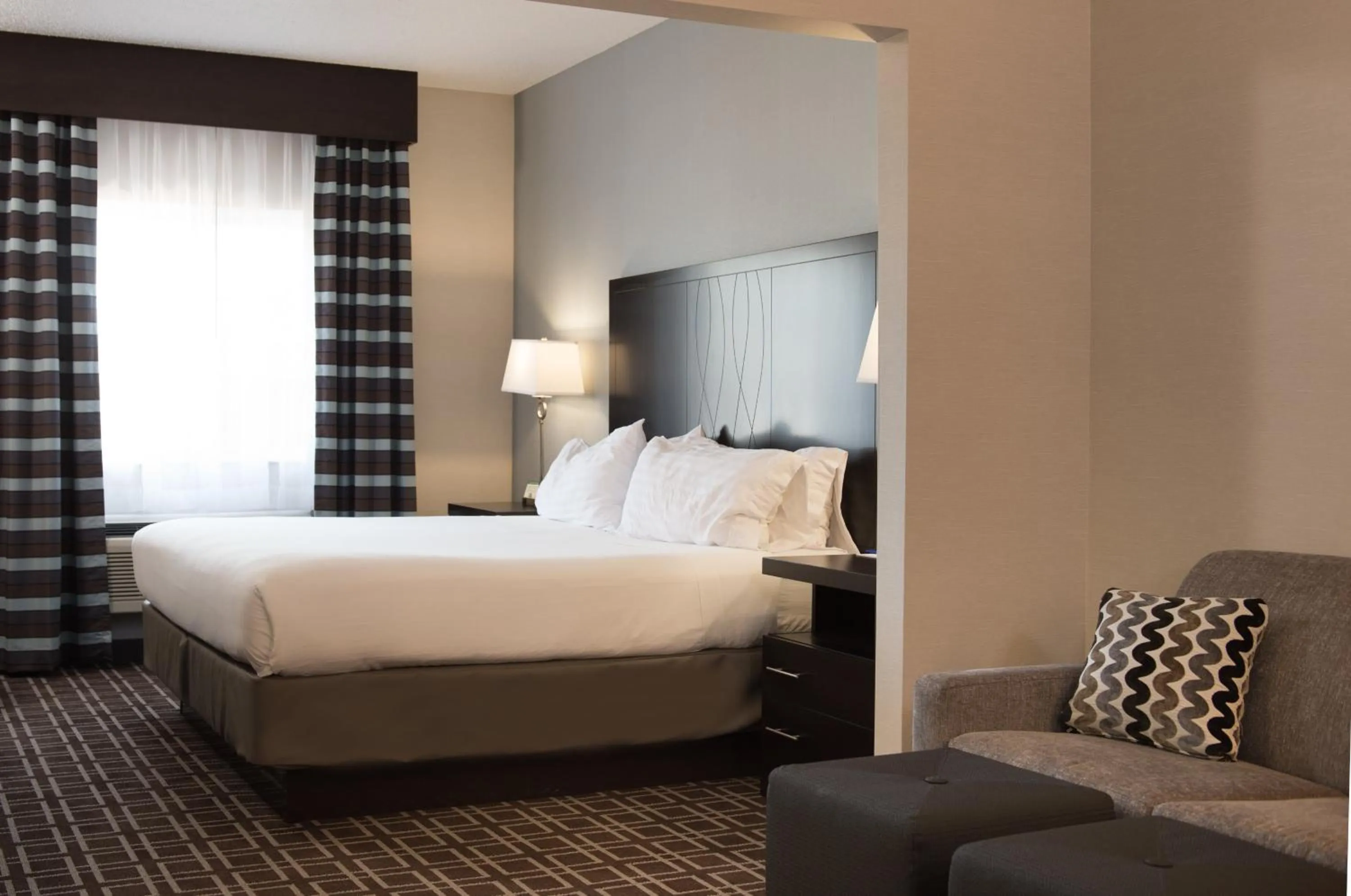 Photo of the whole room, Bed in Holiday Inn Express Le Claire Riverfront-Davenport by IHG