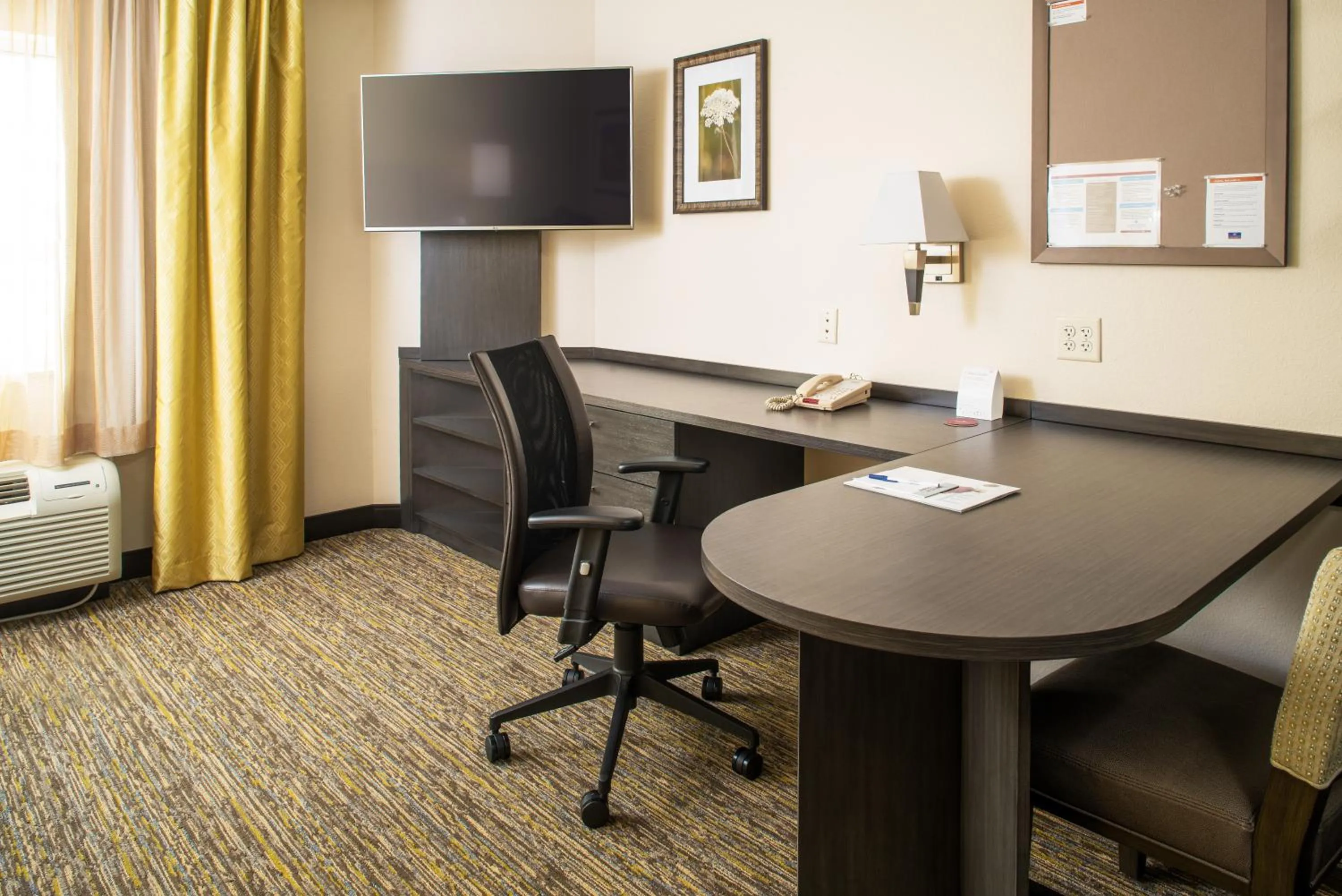 Living room in Candlewood Suites Bellevue by IHG