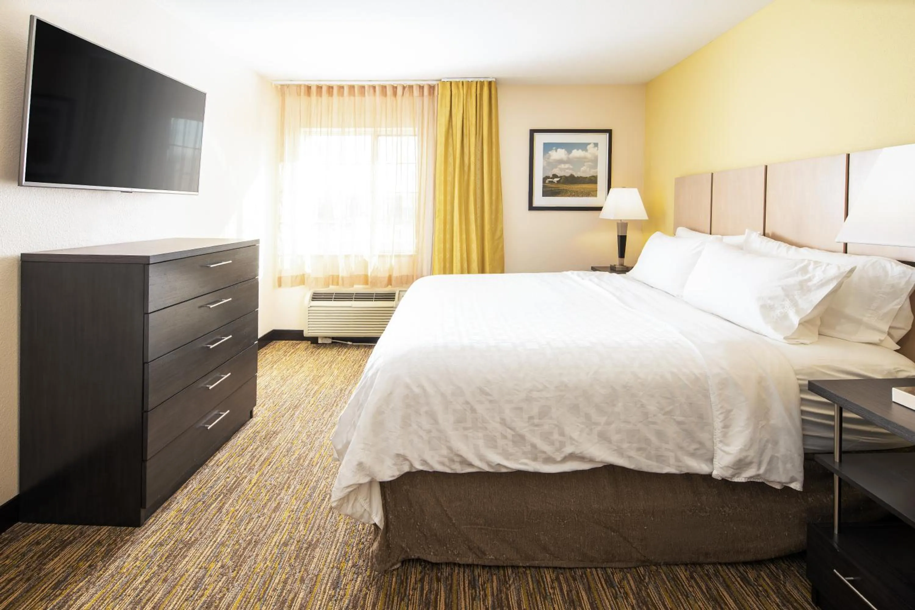Photo of the whole room, Bed in Candlewood Suites Bellevue by IHG