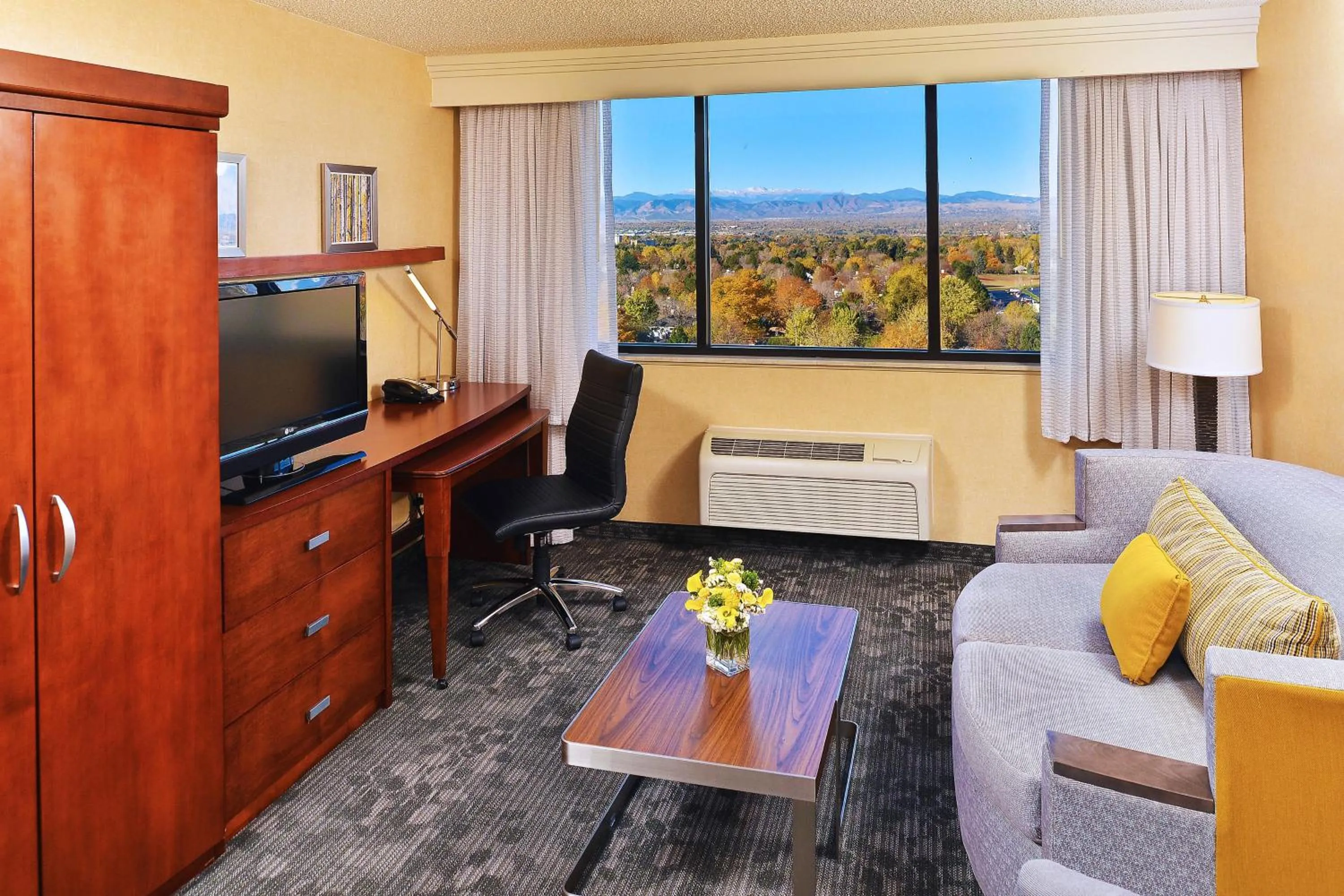 Living room in Courtyard by Marriott Denver Cherry Creek