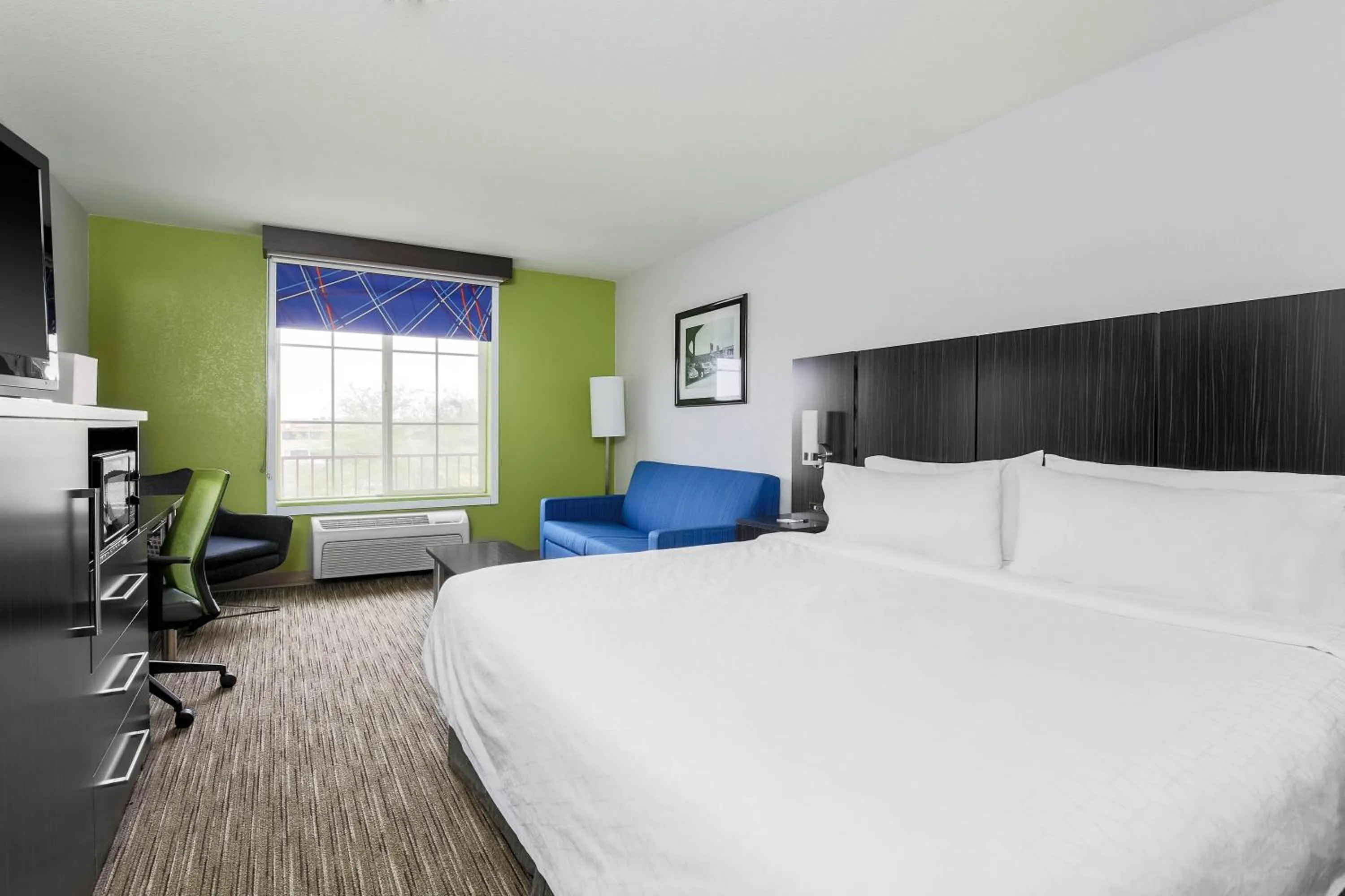 Photo of the whole room, Bed in Holiday Inn Express Lancaster by IHG