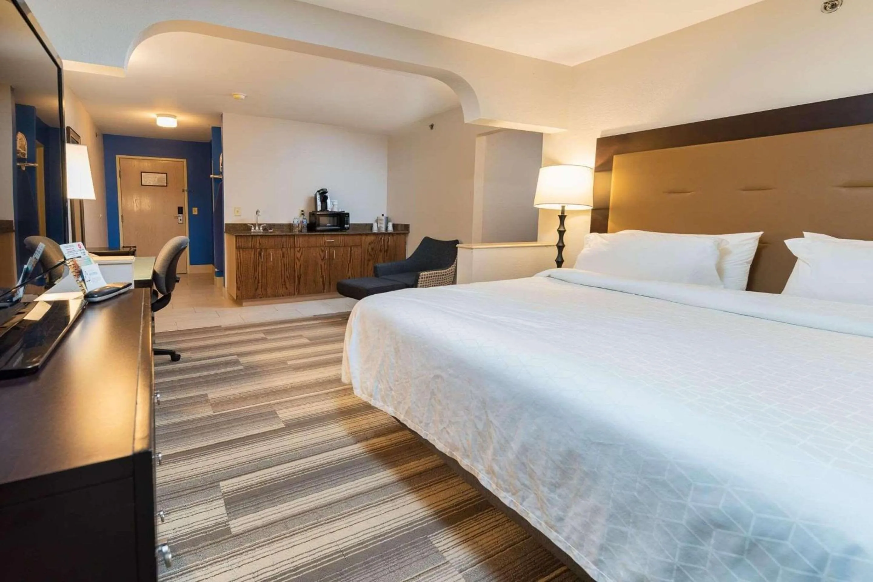 Bedroom, Bed in Country Inn & Suites by Radisson, South Haven, MI