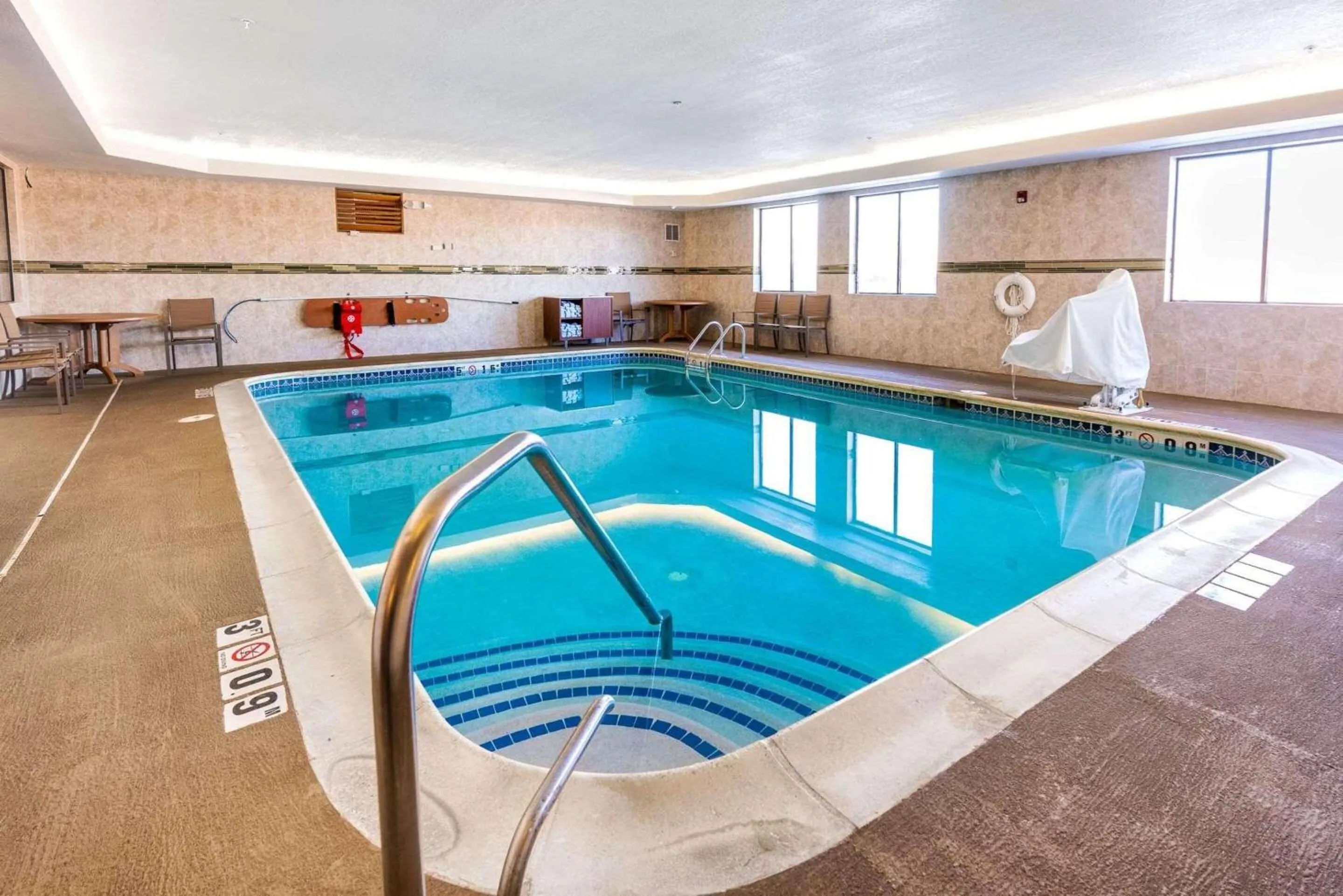 Swimming pool in Country Inn & Suites by Radisson, South Haven, MI