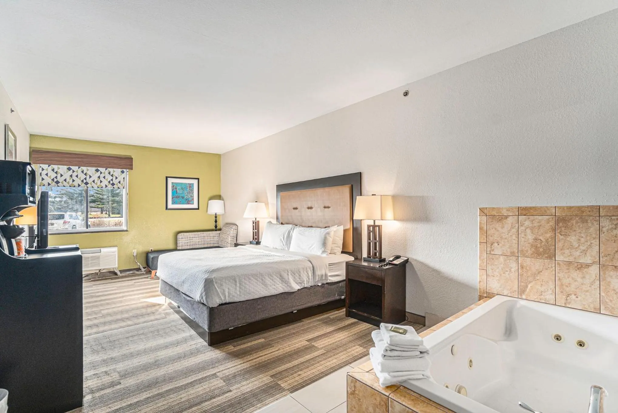 Hot Tub, Bed in Country Inn & Suites by Radisson, South Haven, MI