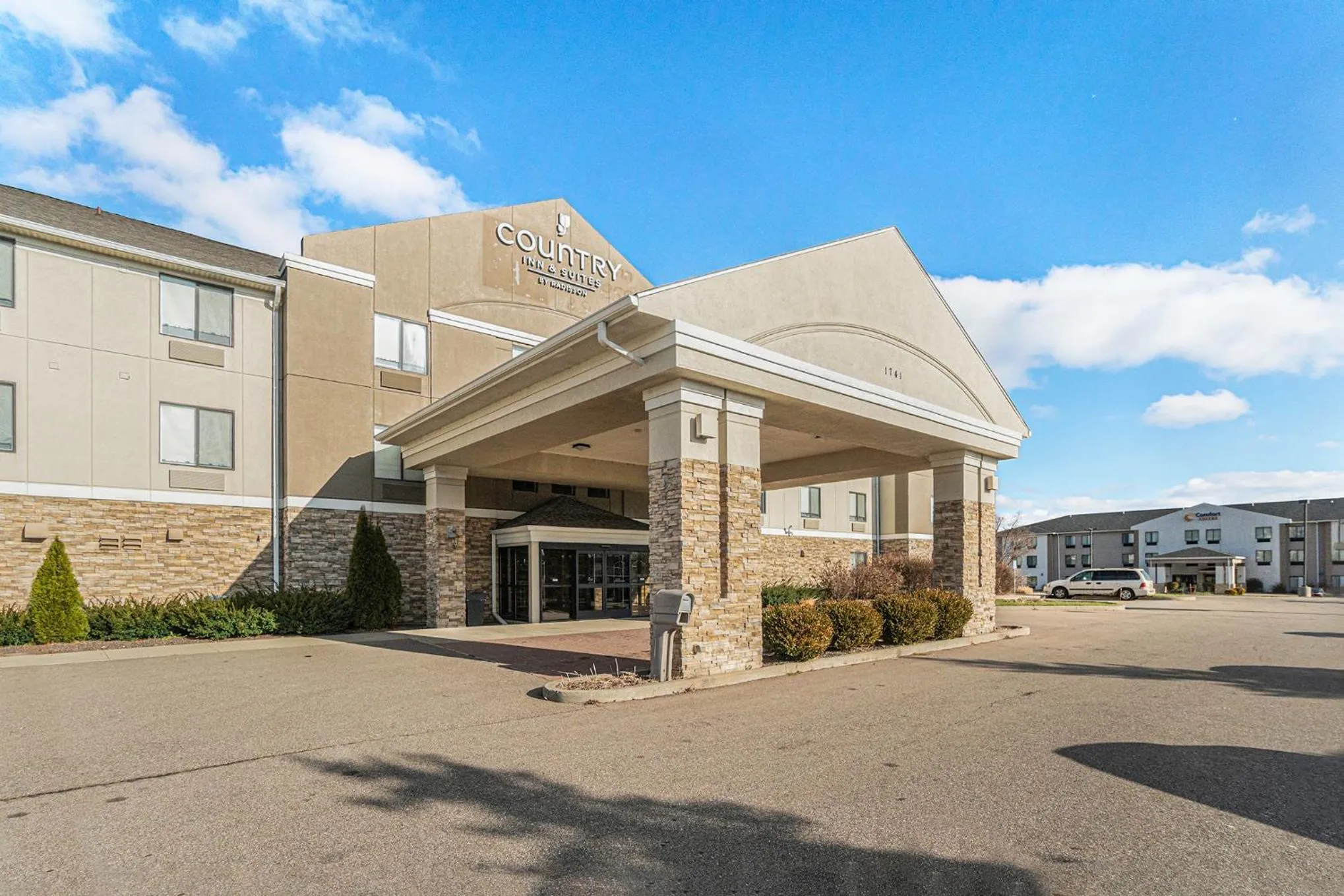 Property building in Country Inn & Suites by Radisson, South Haven, MI