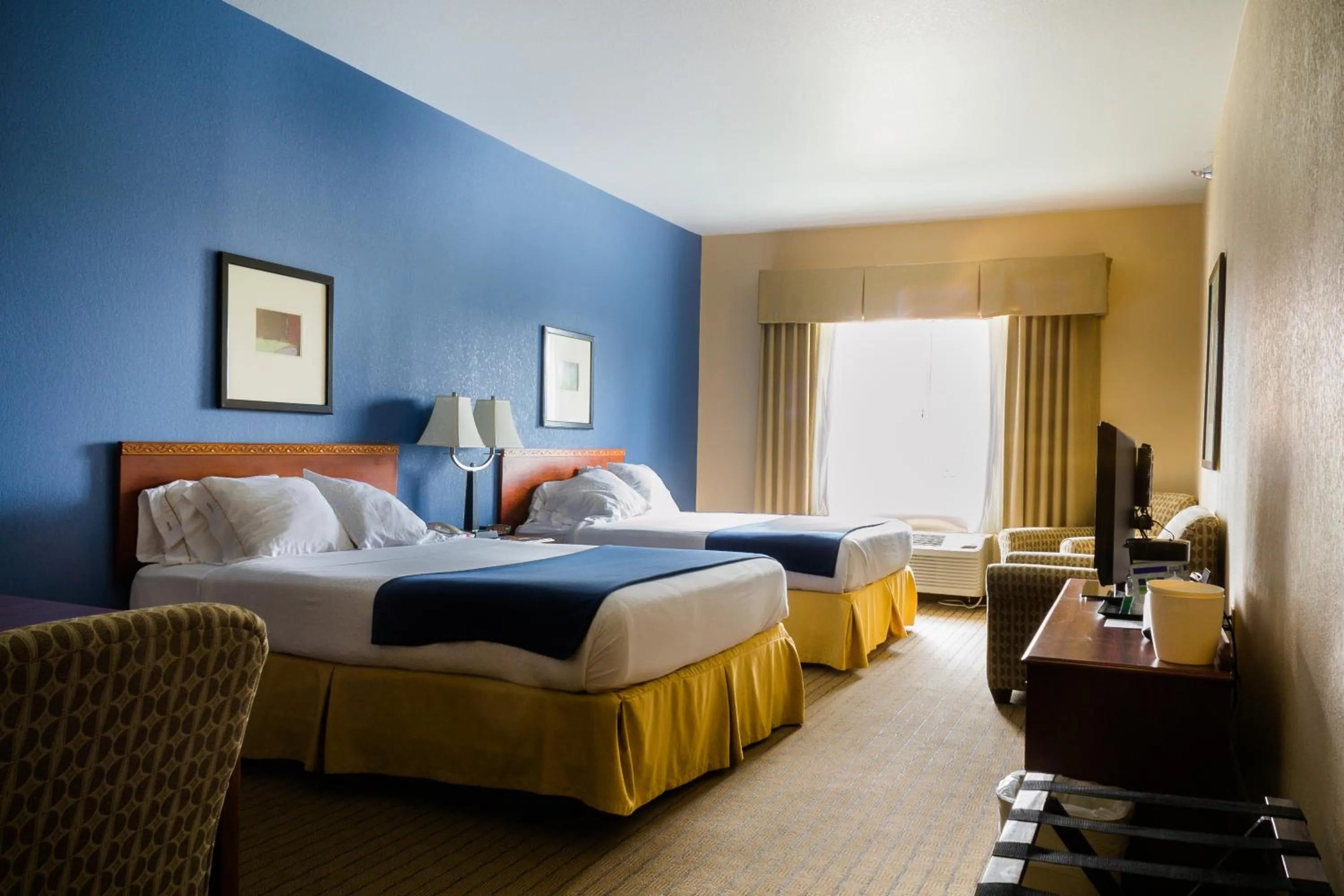 Bed in Holiday Inn Express Hotel & Suites Acme-Traverse City by IHG