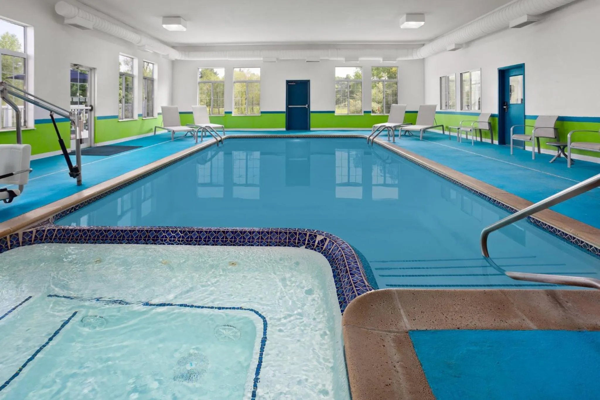Swimming pool in Holiday Inn Express Hotel & Suites Acme-Traverse City by IHG