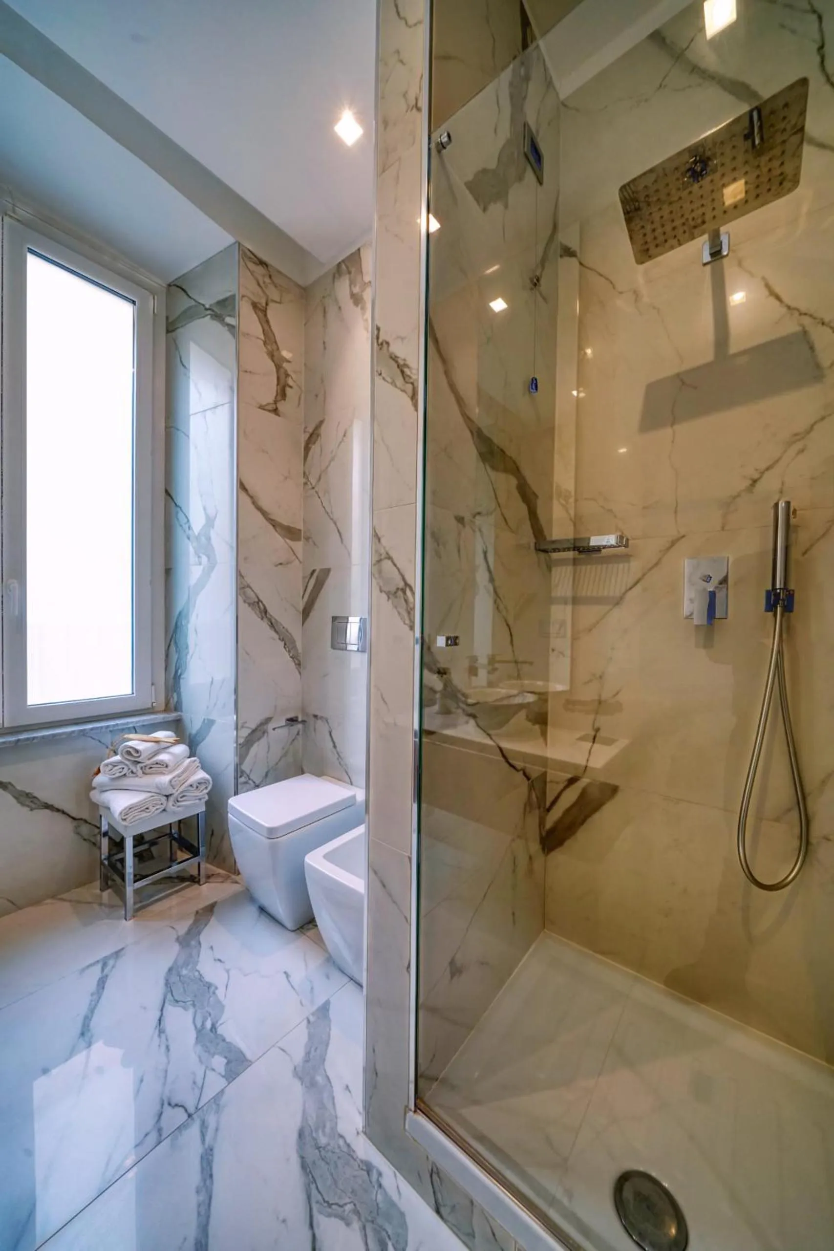 Shower in Via Chiodo Luxury Rooms
