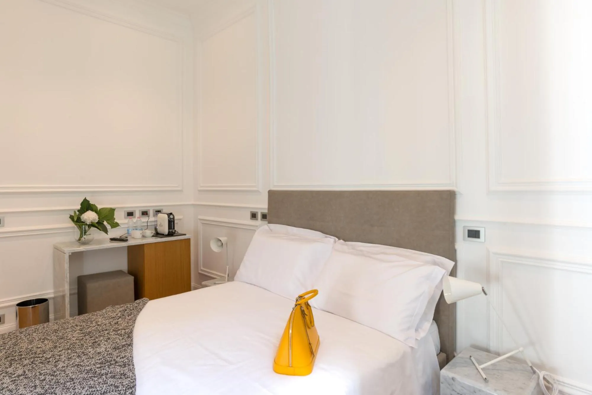 Bed in Via Chiodo Luxury Rooms