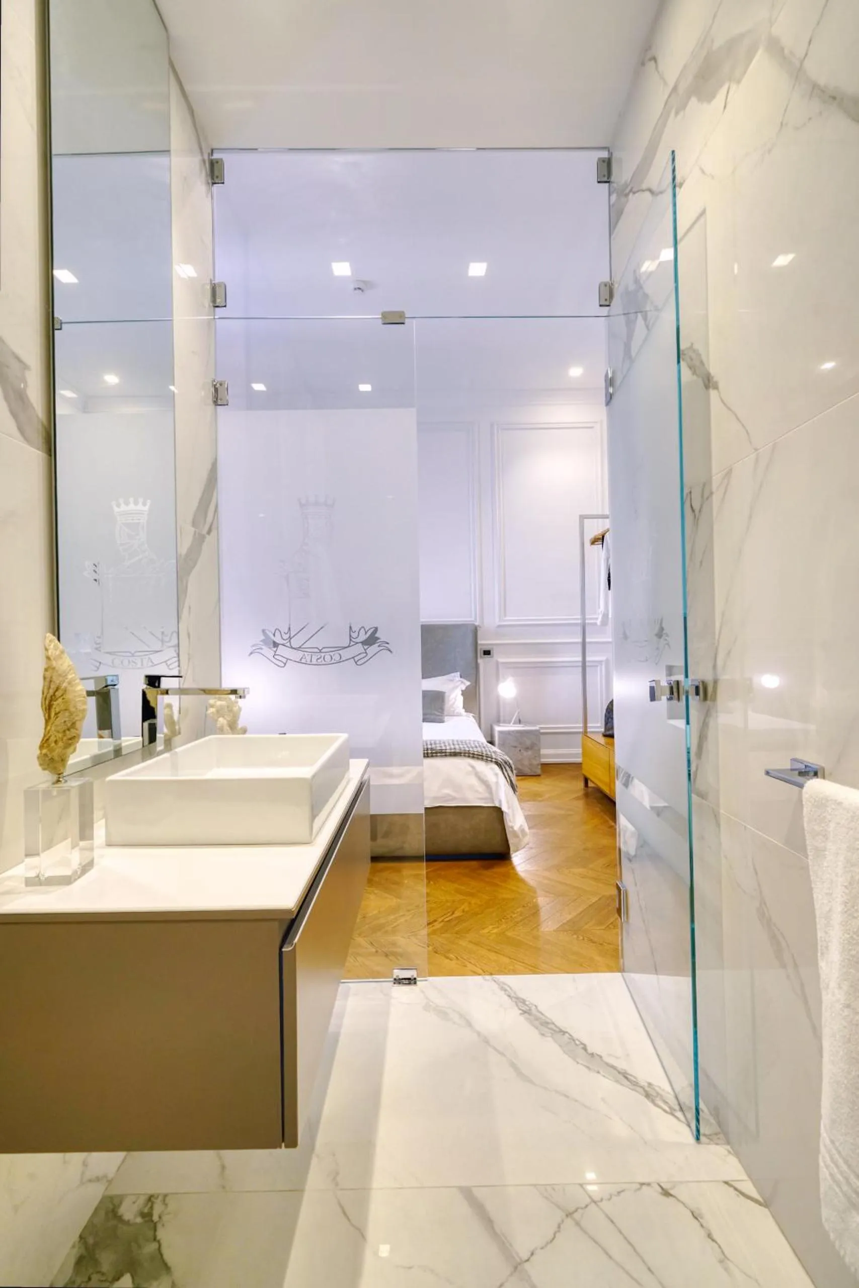 Shower, Bed in Via Chiodo Luxury Rooms