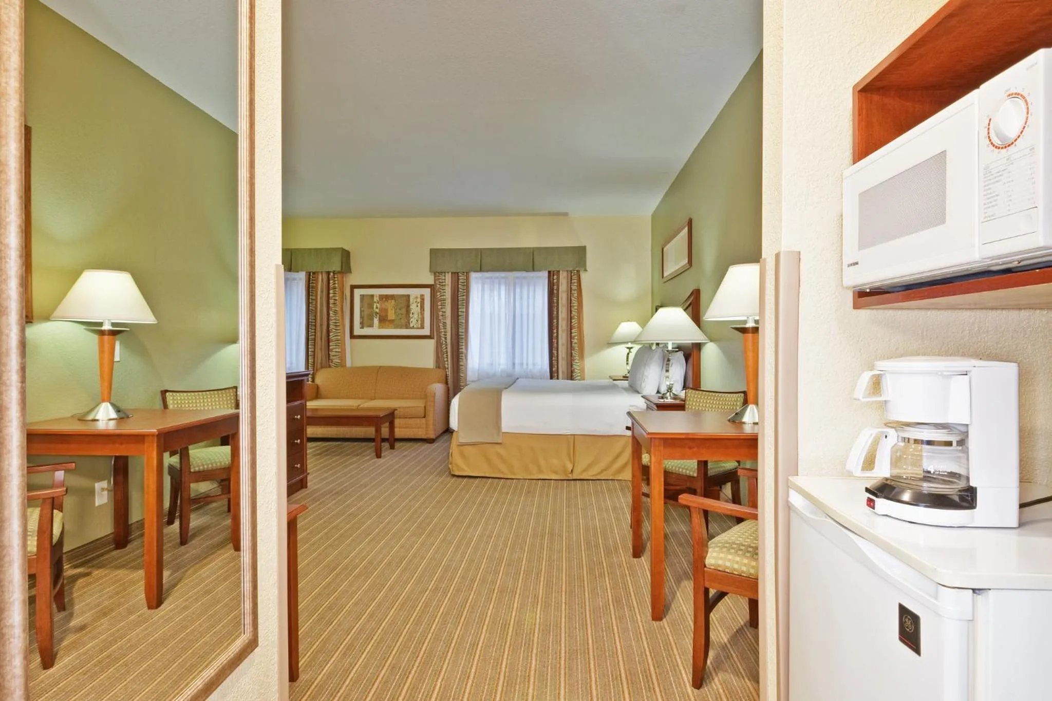 Photo of the whole room, Bed in Holiday Inn Express Winfield - Teays Valley by IHG