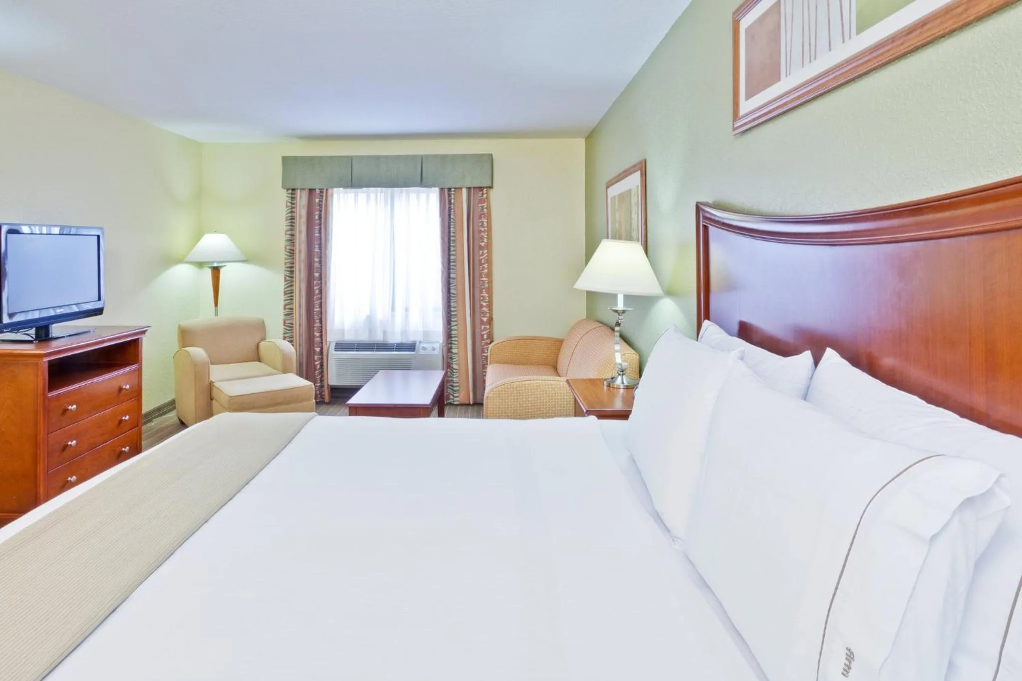 Photo of the whole room, Bed in Holiday Inn Express Winfield - Teays Valley by IHG