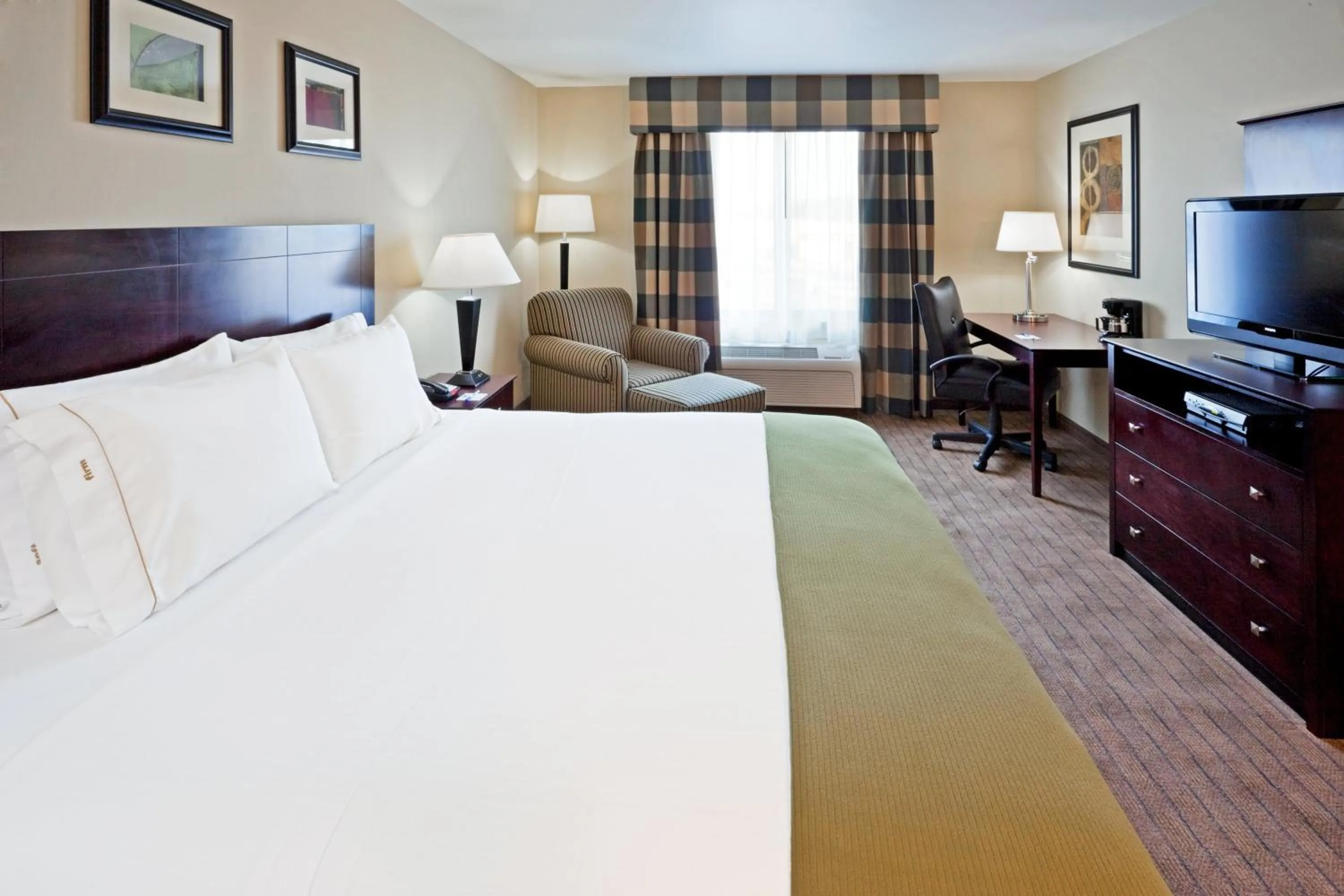 Photo of the whole room, Bed in Holiday Inn Express & Suites Syracuse North - Airport Area by IHG