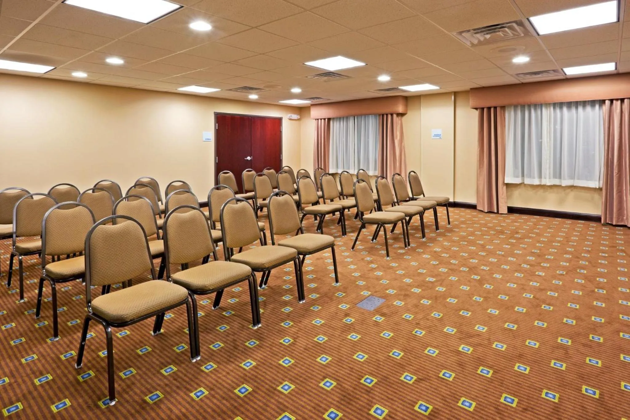 Meeting/conference room in Holiday Inn Express & Suites Syracuse North - Airport Area by IHG