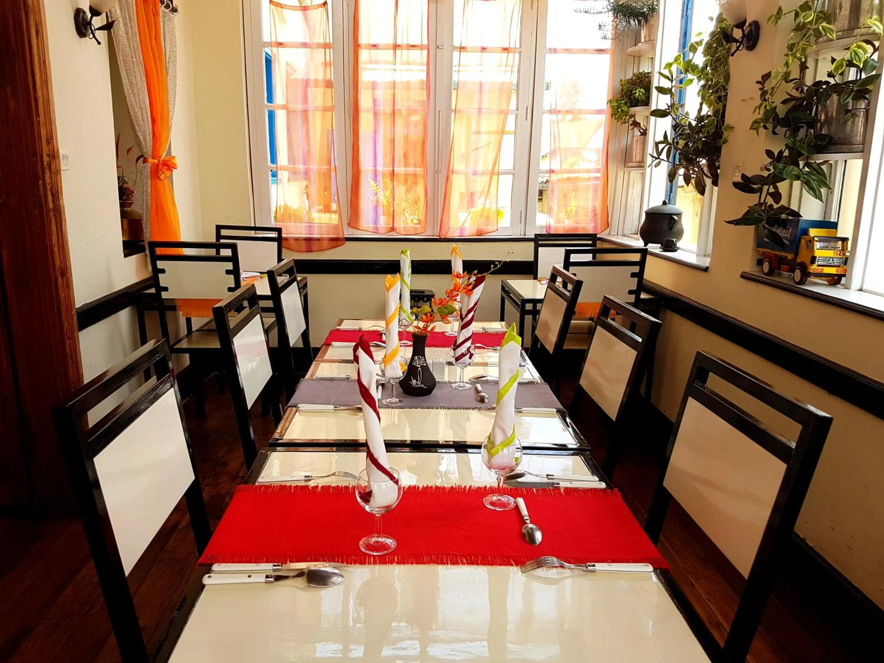 Restaurant/places to eat in Hotel le Trianon