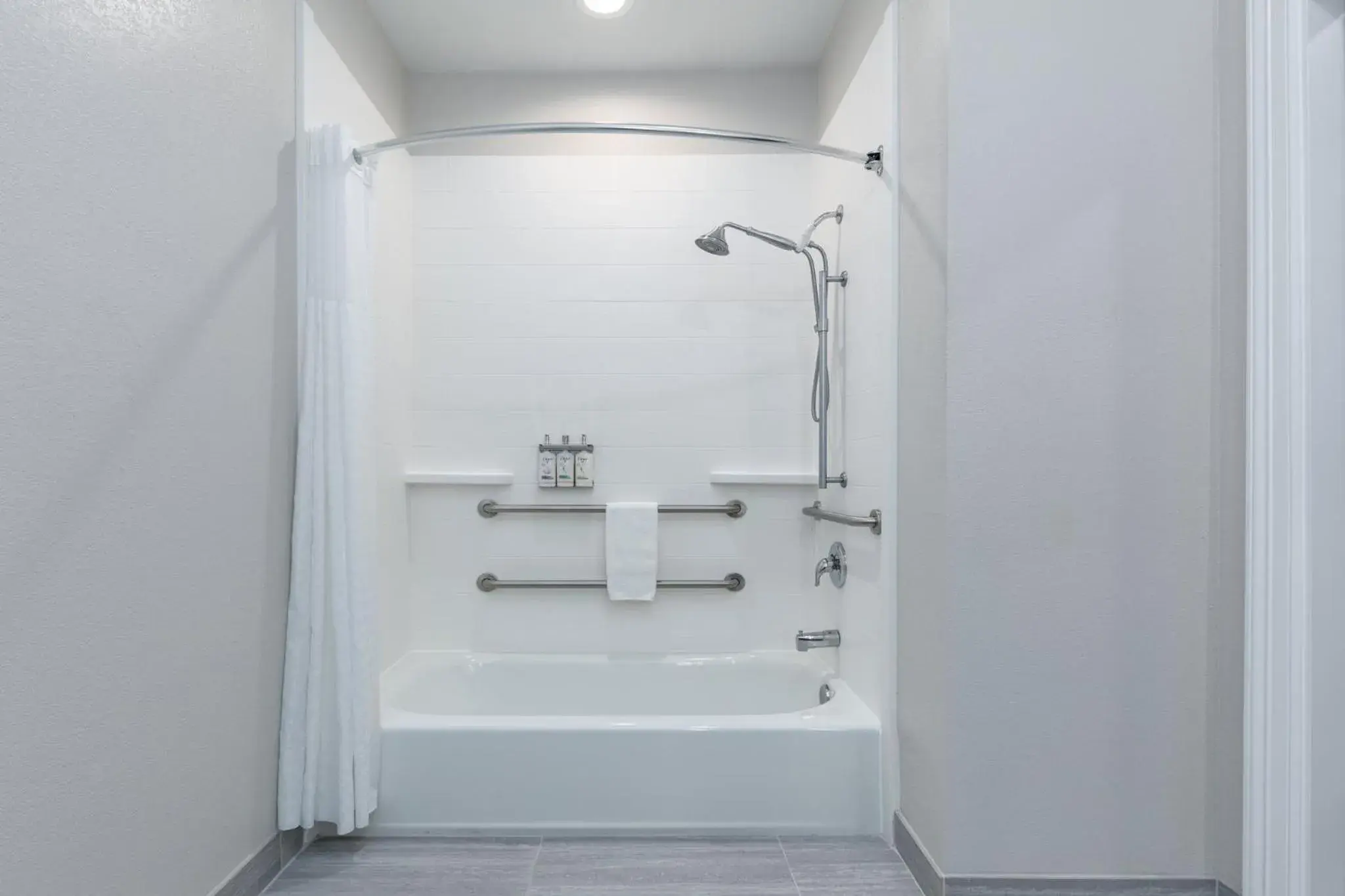 Standard King Room with Mobility Accessible Tub in Holiday Inn Express Hotel & Suites Winnie by IHG Standard King Room with Mobility Accessible Tub in Holiday Inn Express Hotel & Suites Winnie by IHG