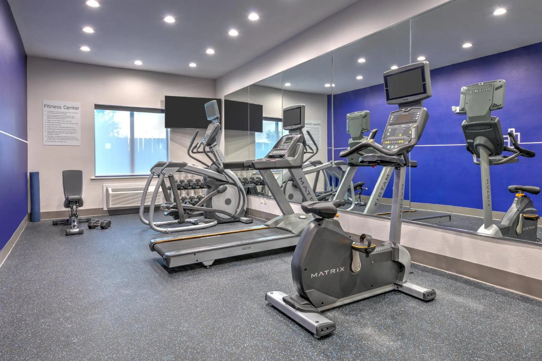 Fitness centre/facilities in Holiday Inn Express Hotel & Suites Winnie by IHG