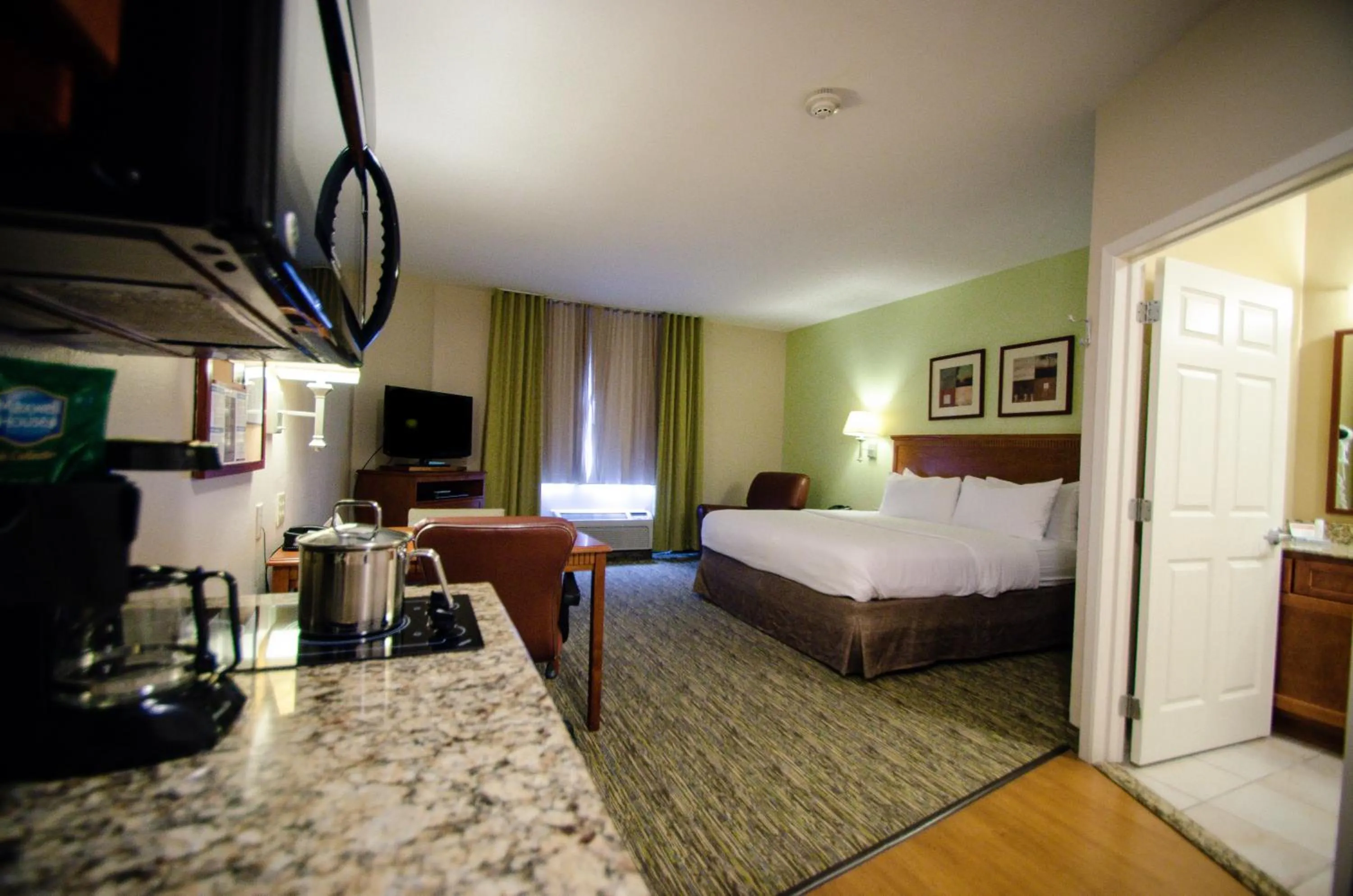 Photo of the whole room, Bed in Candlewood Suites Temple by IHG