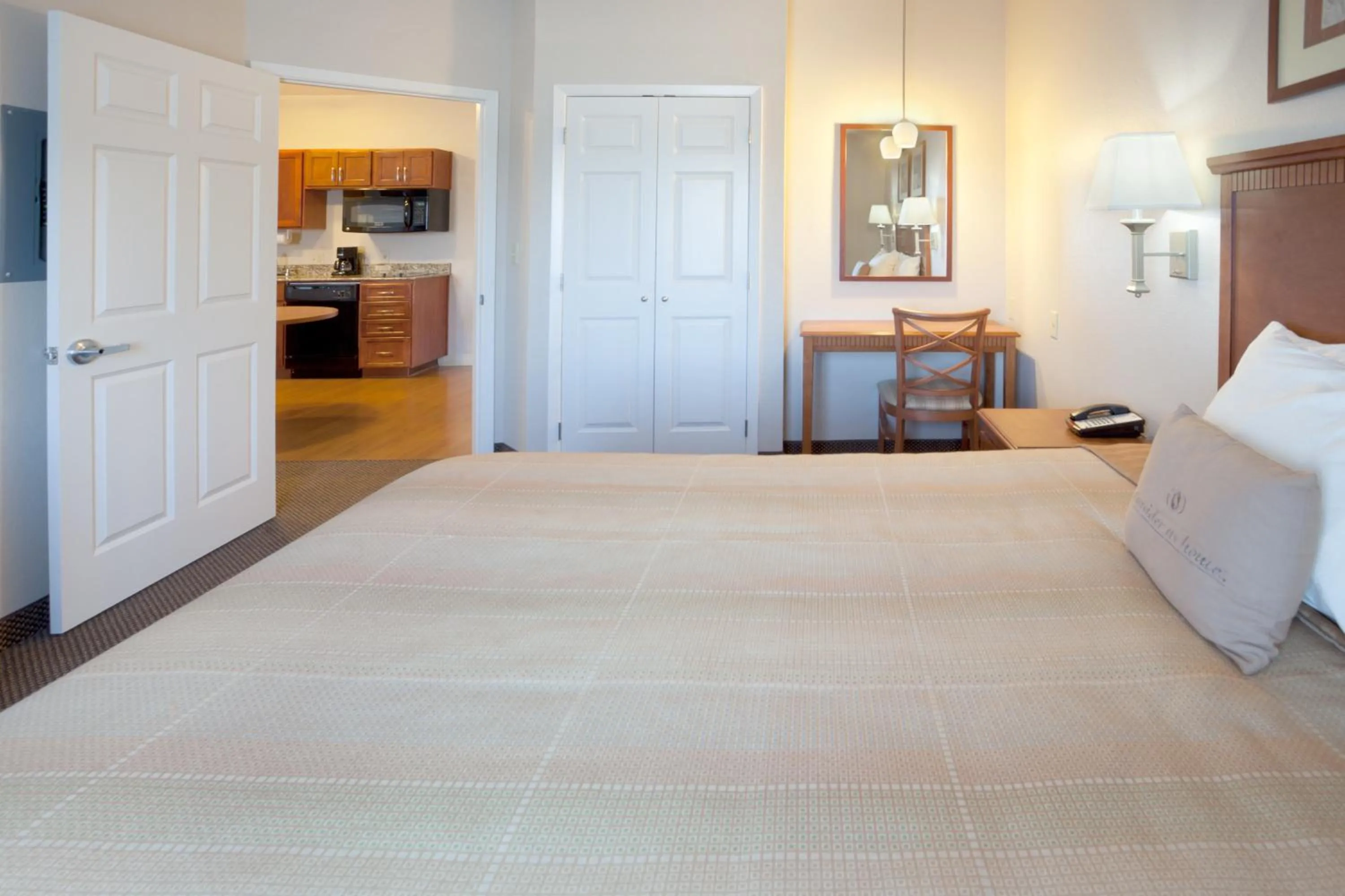 Photo of the whole room, Bed in Candlewood Suites Temple by IHG