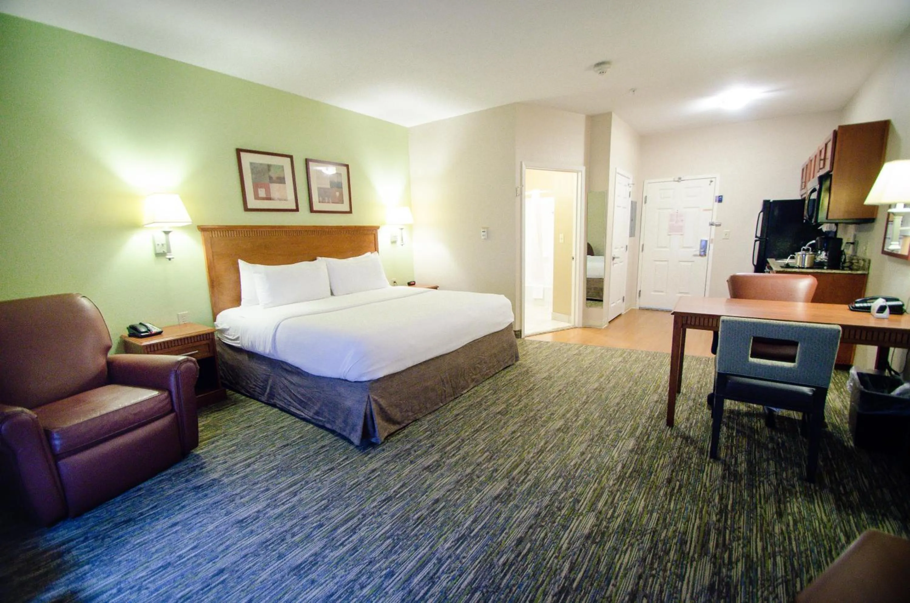 Photo of the whole room, Bed in Candlewood Suites Temple by IHG