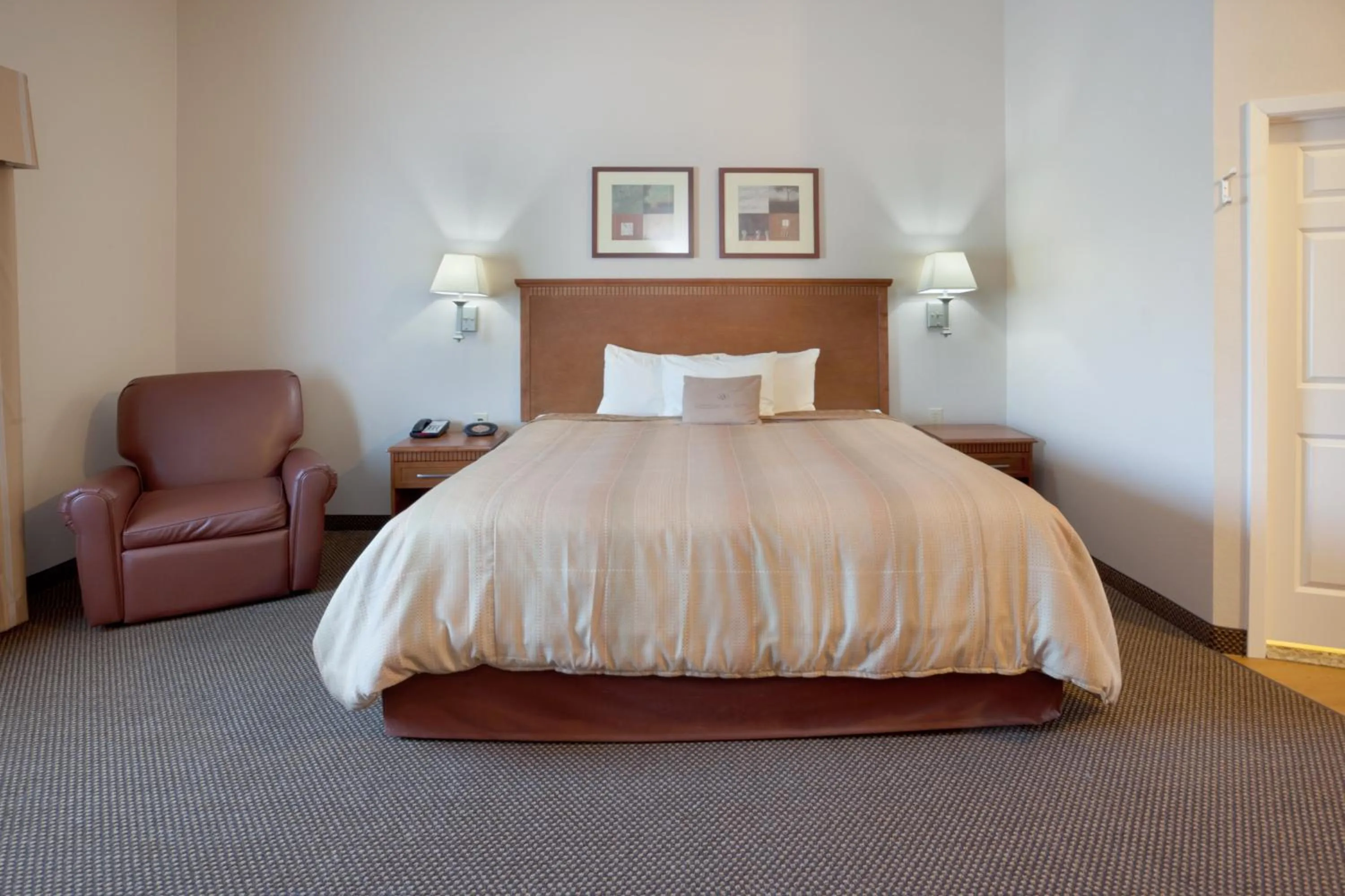 Photo of the whole room, Bed in Candlewood Suites Temple by IHG