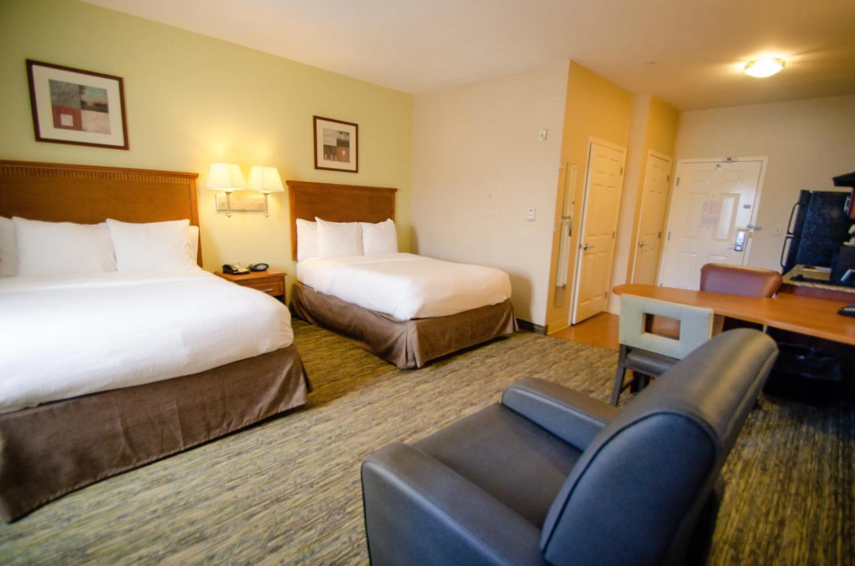 Photo of the whole room, Bed in Candlewood Suites Temple by IHG